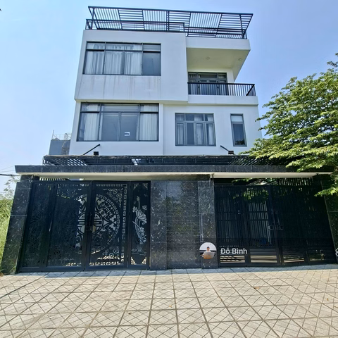 3-storey villa for rent: Khuc Thua Du - 8 rooms - 5 bathrooms - car yard