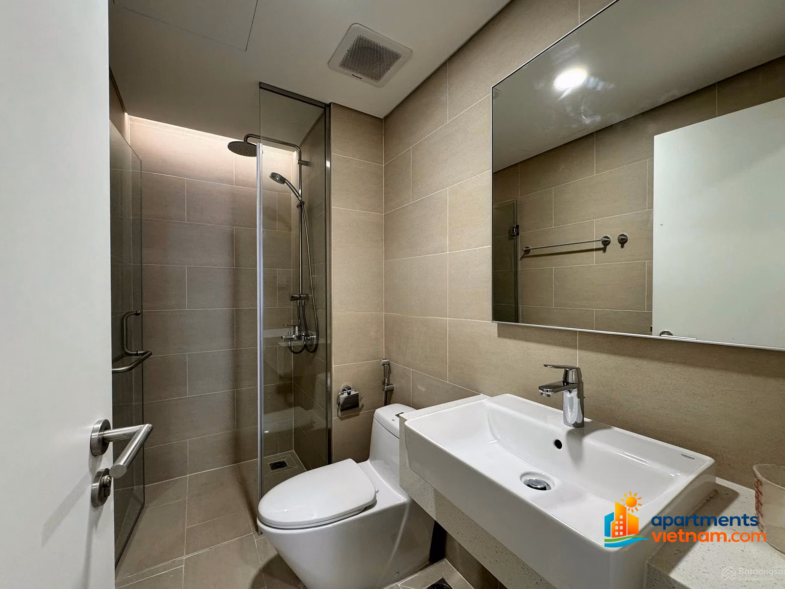 Hot for rent 2 bedrooms 13 million view Landmark 81 super chill