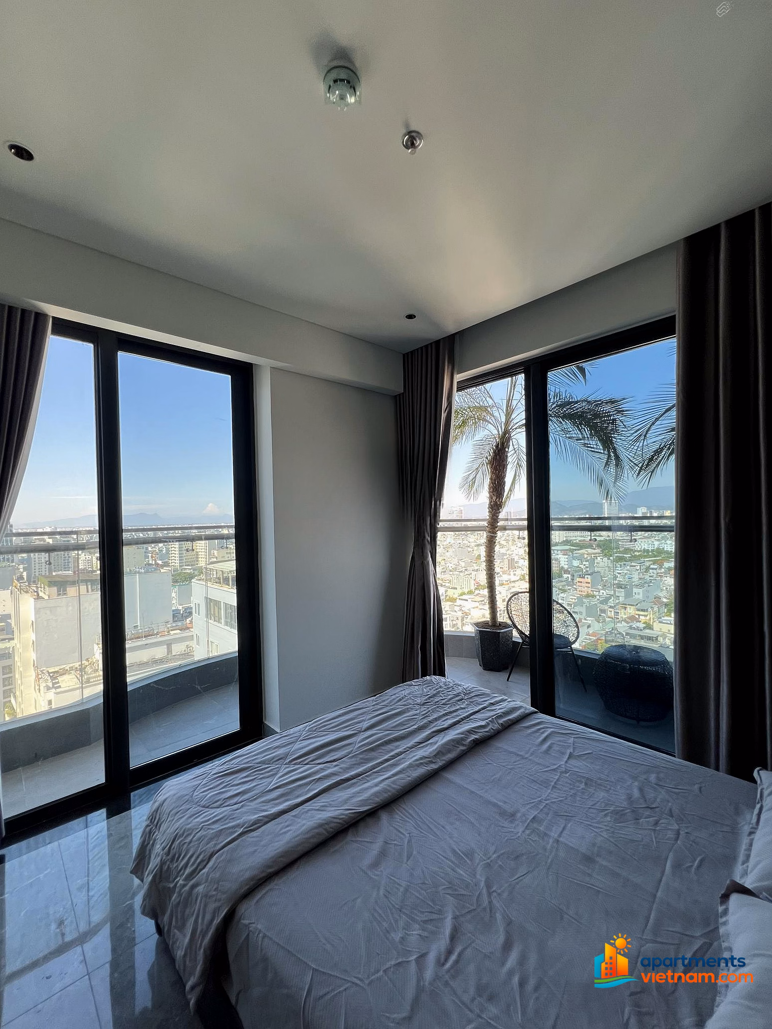 The owner rents a 1-bedroom corner apartment facing My Khe beach, modern furniture, full amenities