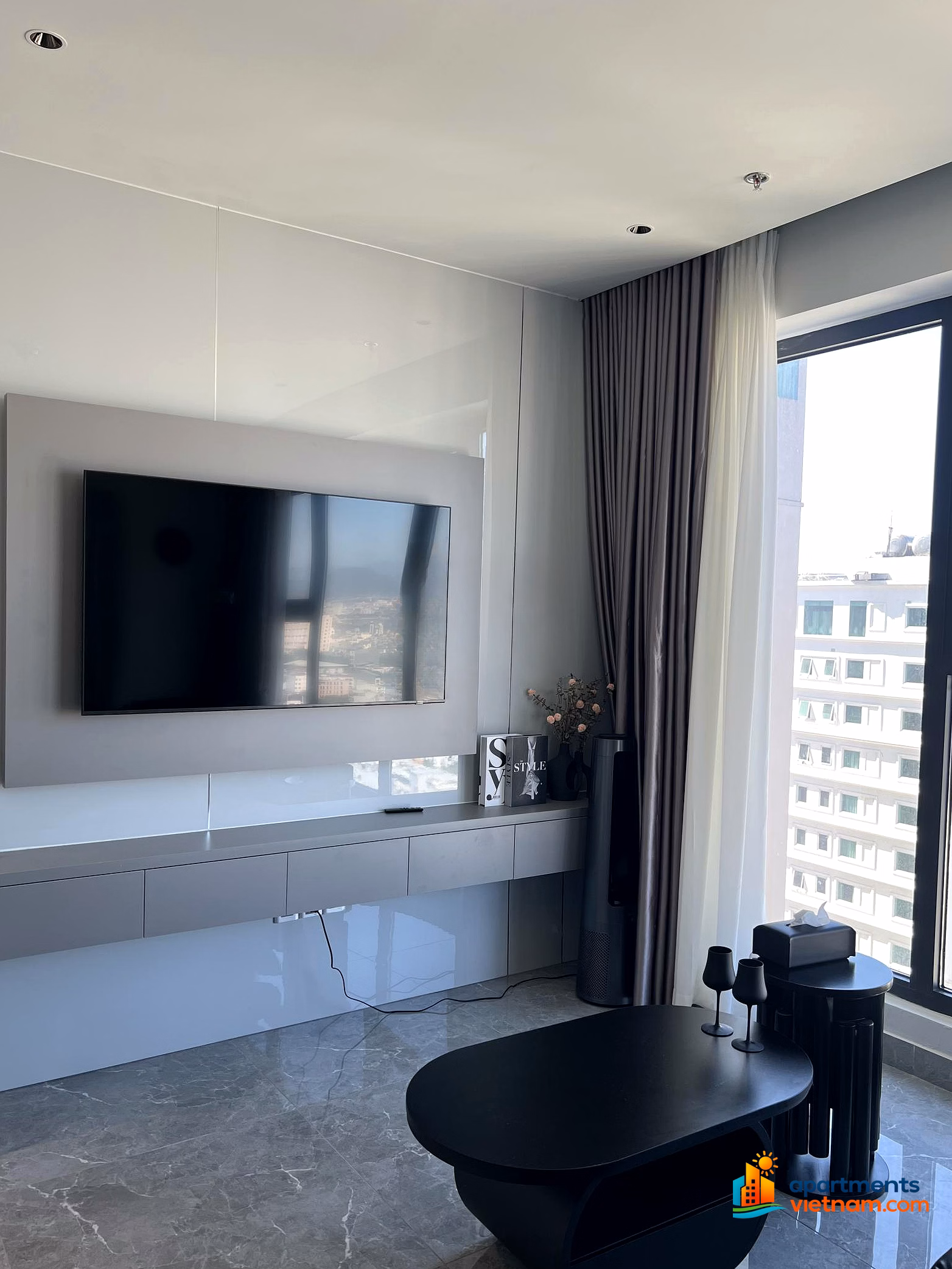 The owner rents a 1-bedroom corner apartment facing My Khe beach, modern furniture, full amenities