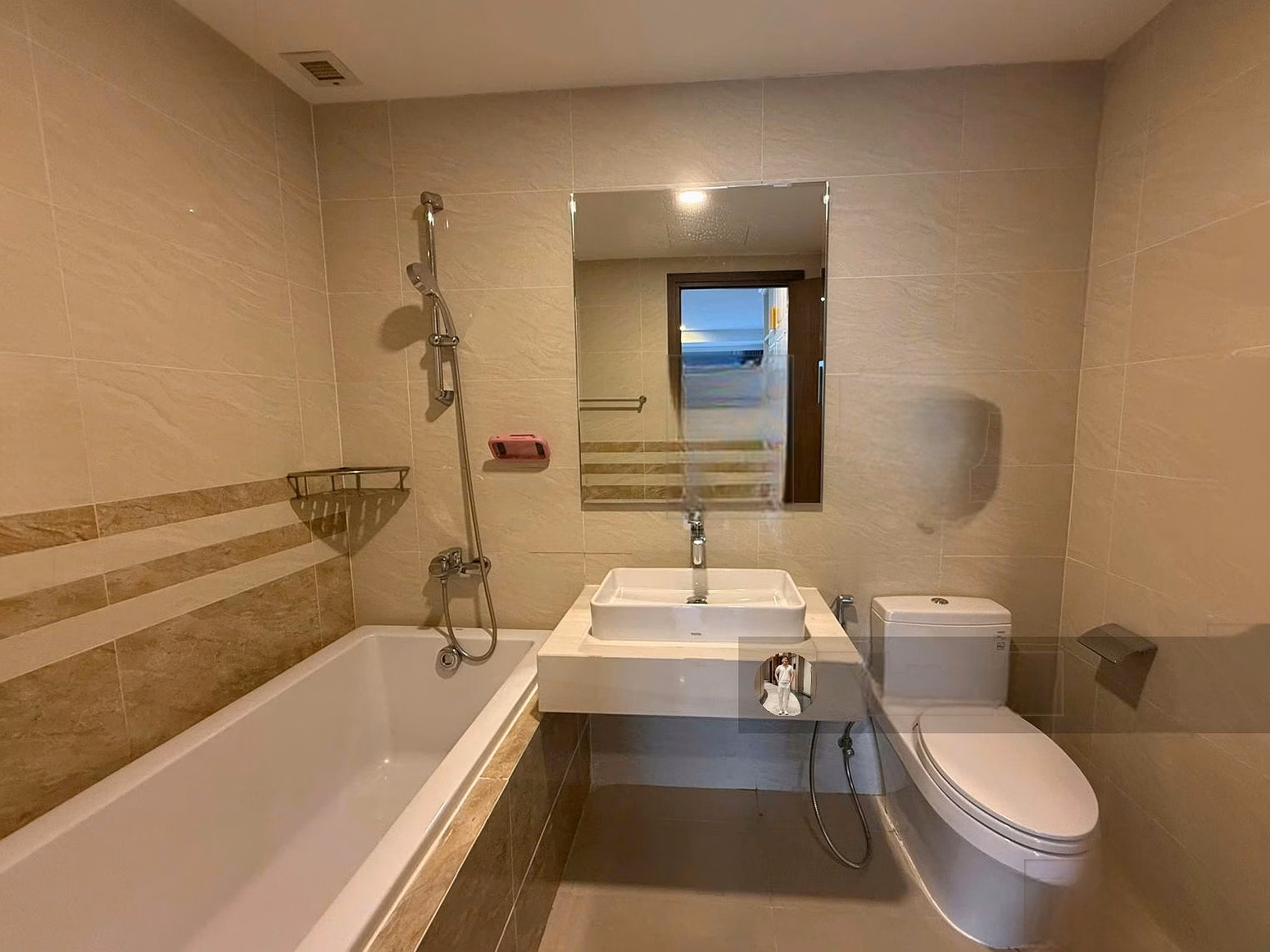 Rent Saigon Royal 2 bedroom 88m2 balcony with river view, Mong Bridge close to Ben Van Don District 4 close to District 1