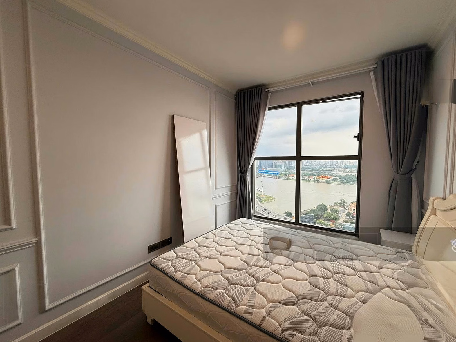 Rent Saigon Royal 2 bedroom 88m2 balcony with river view, Mong Bridge close to Ben Van Don District 4 close to District 1