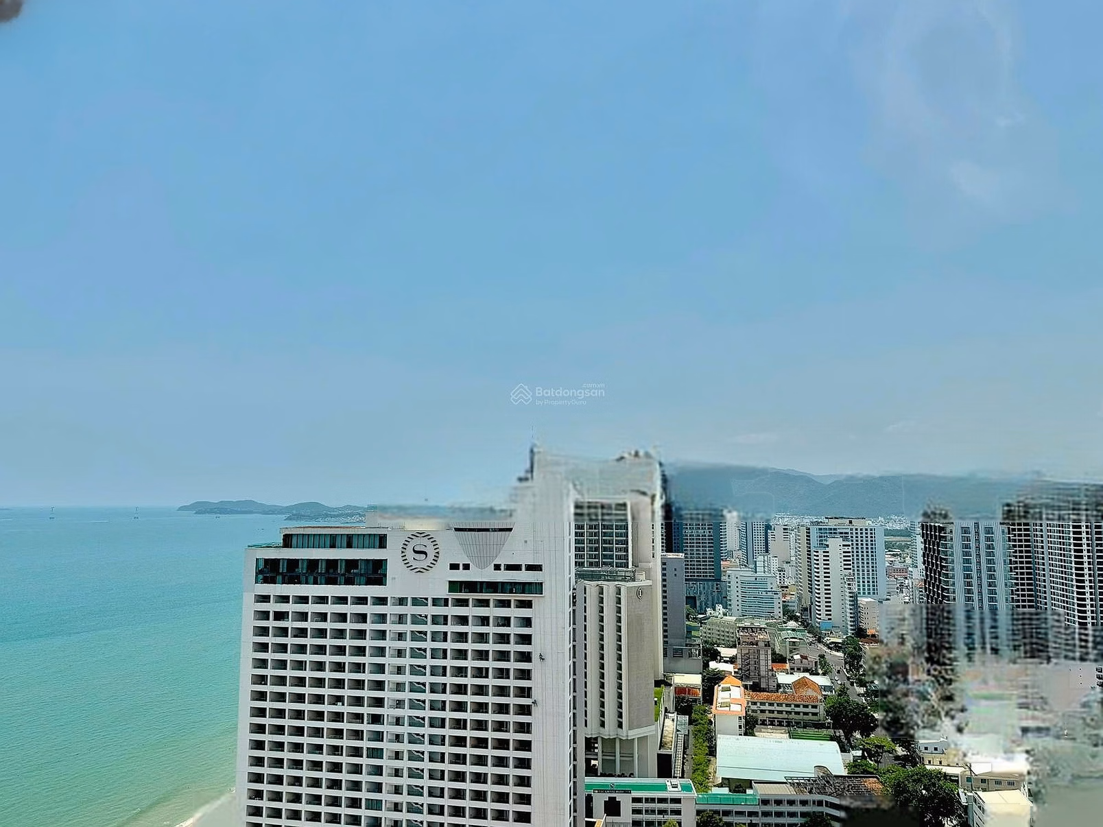 Selling a 2-bedroom apartment of 70m2, direct view of the South Goldcoast Tower beach