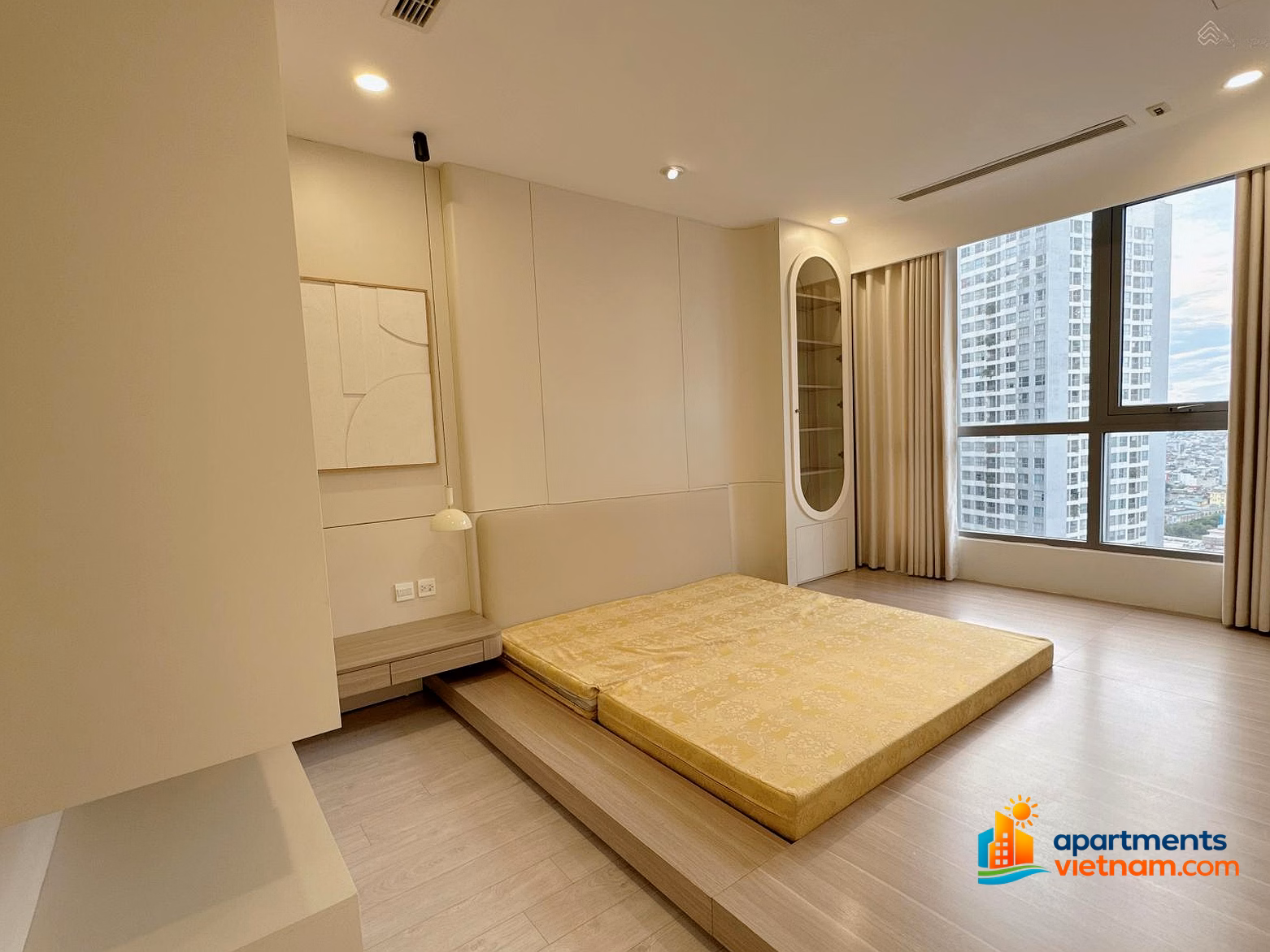 For rent 3 bedrooms beauty queen apartment 116m2 Park Hill 7 Times City fully furnished, square view, quality furniture