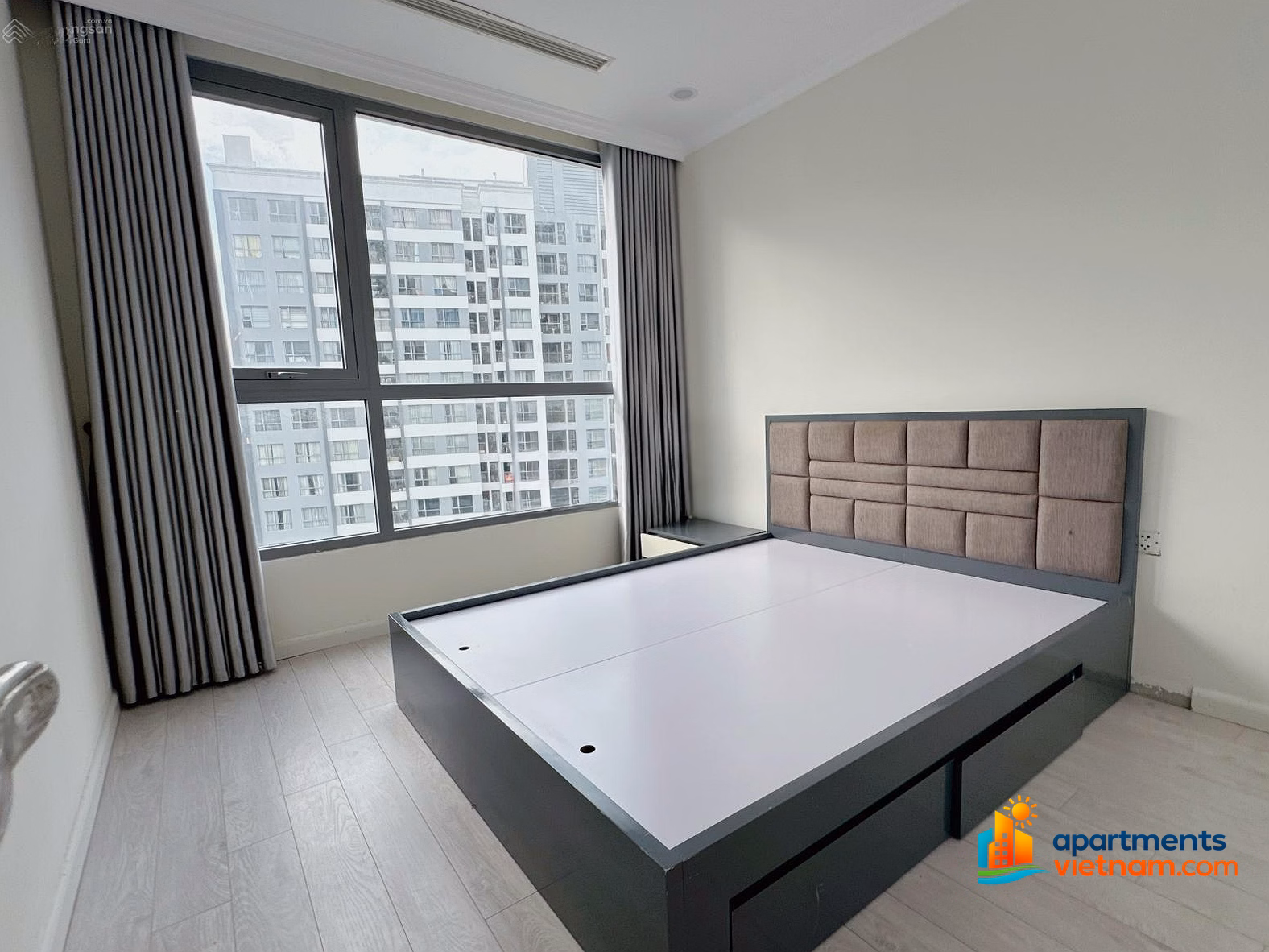 For rent 3 bedrooms beauty queen apartment 116m2 Park Hill 7 Times City fully furnished, square view, quality furniture