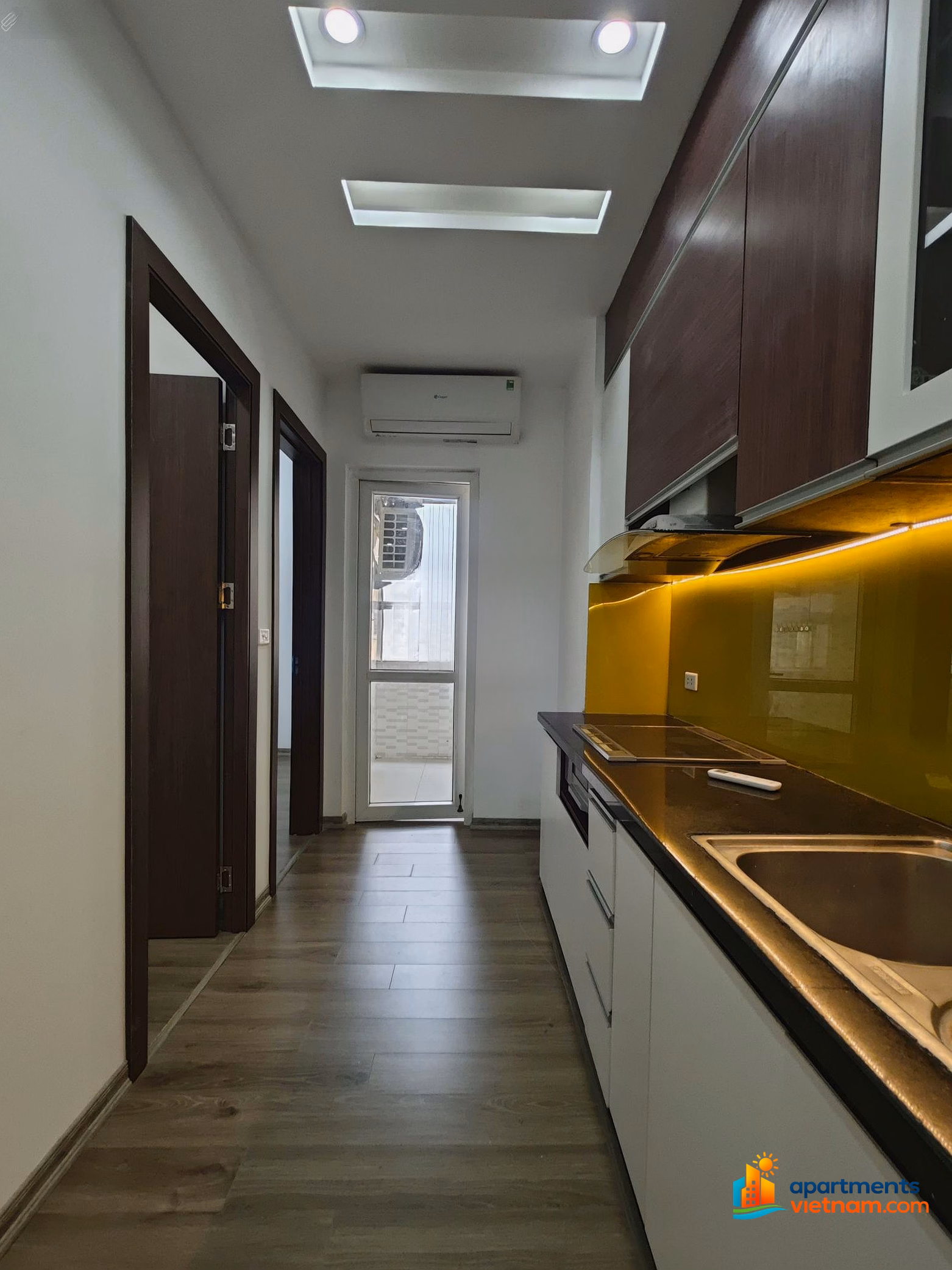 Nghiem Xuan Yem street frontage - belt 3. Apartment 74m 3 bedrooms 2 bathrooms. Corner lot. Price 4 billion 750