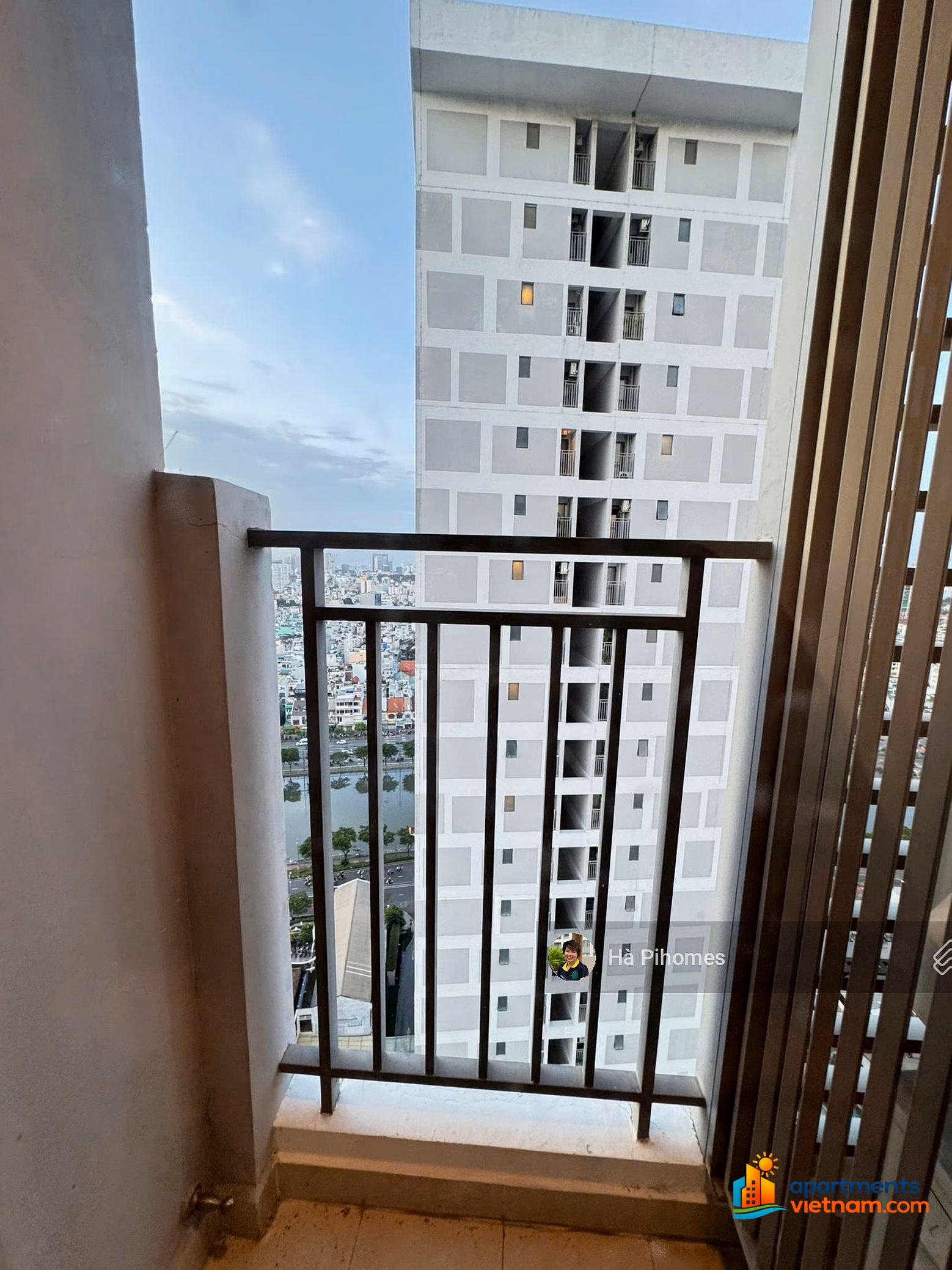 The owner sent a quick sale in July before submitting the application for a 3-bedroom apartment building River Gate 111m2