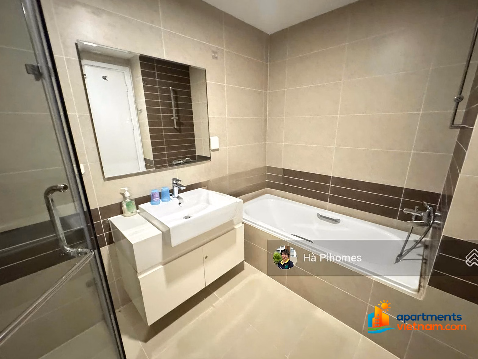 The owner sent a quick sale in July before submitting the application for a 3-bedroom apartment building River Gate 111m2