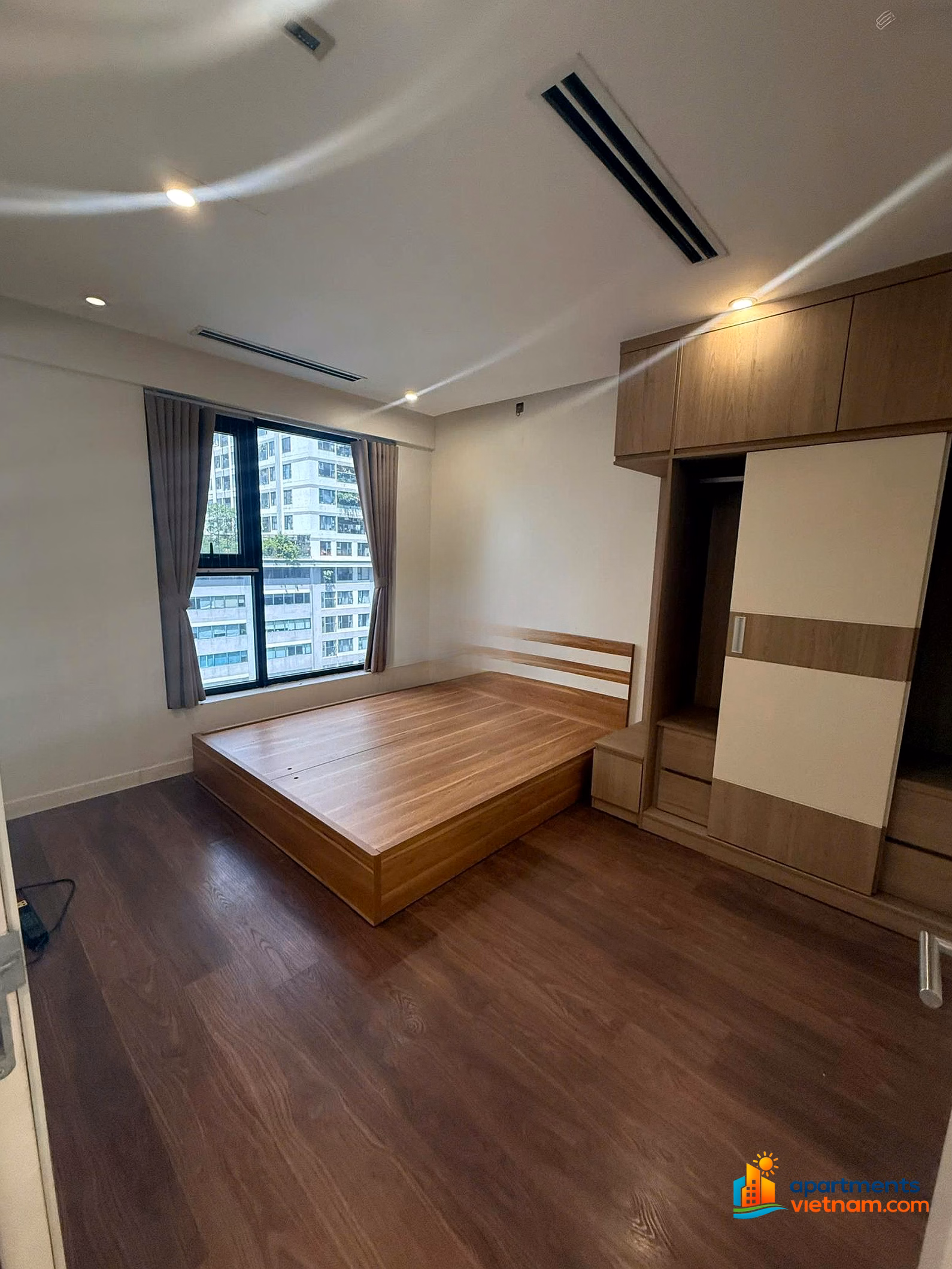 The owner wants to sell a luxury apartment with 3 bedrooms, 2 bathrooms, 2 balconies