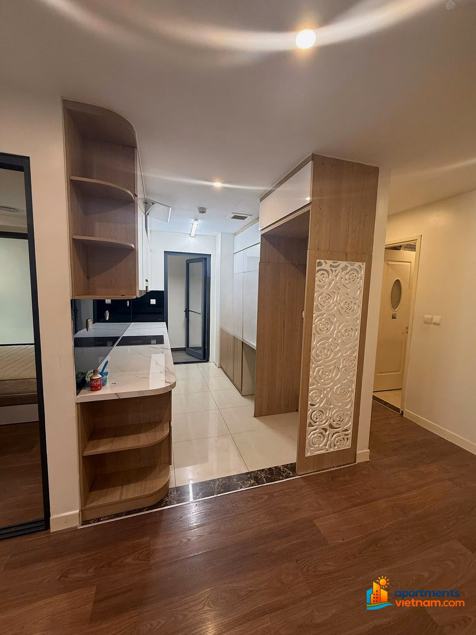 The owner wants to sell a luxury apartment with 3 bedrooms, 2 bathrooms, 2 balconies
