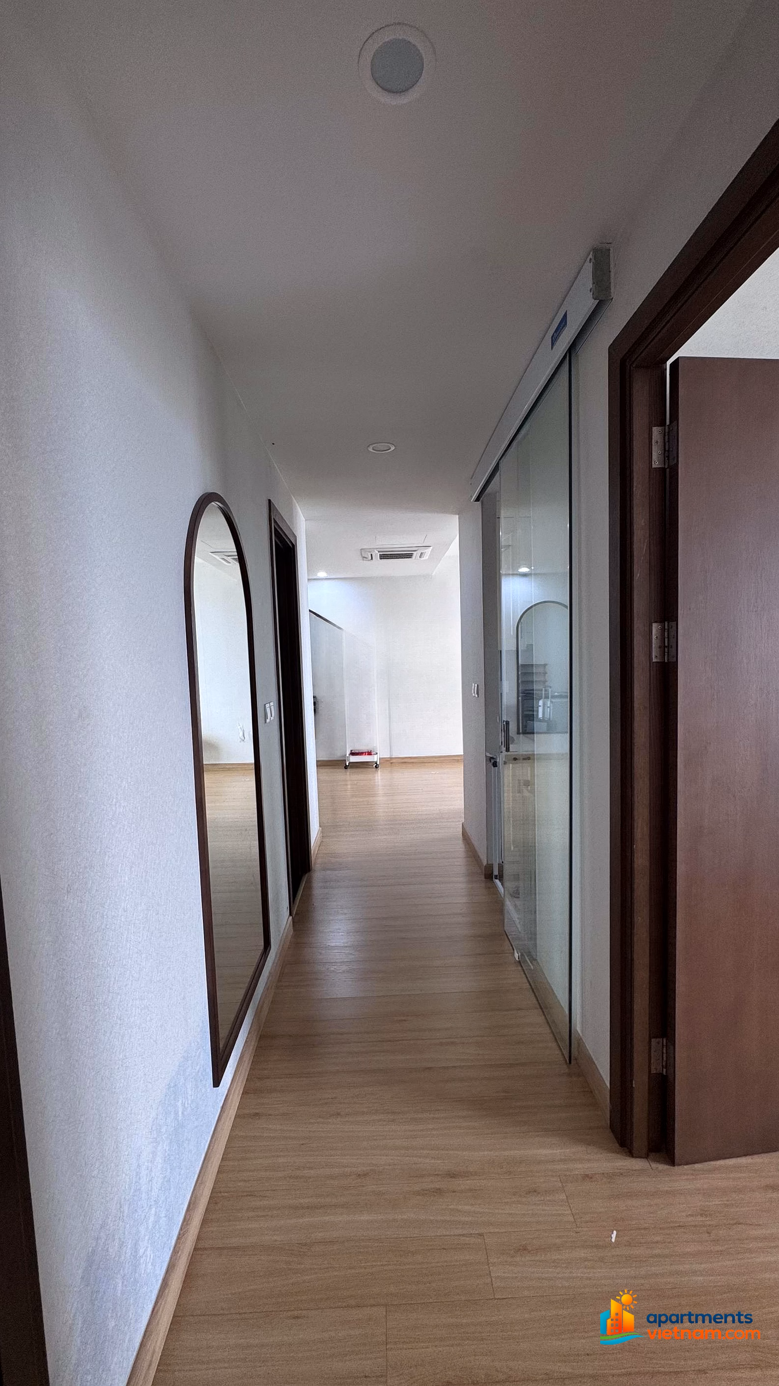 Apartment for rent with 2 bedrooms, 2 bathrooms, 20 million/month, fully furnished. Building A The Golden Palm 21 Le Van Luong