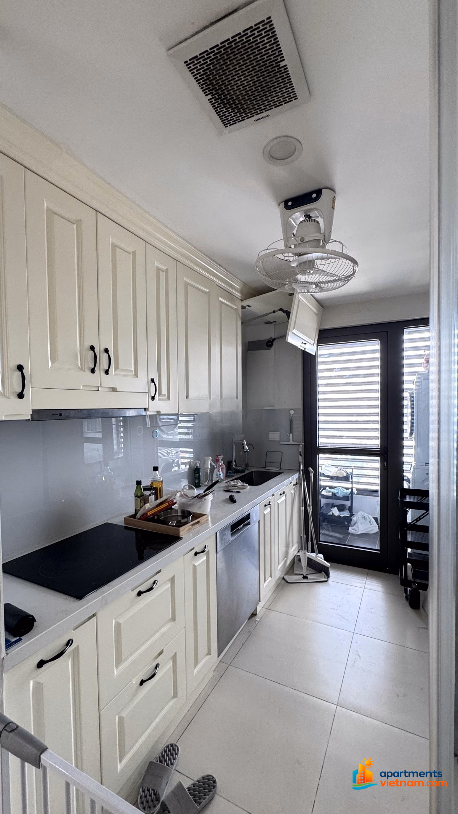 Apartment for rent with 2 bedrooms, 2 bathrooms, 20 million/month, fully furnished. Building A The Golden Palm 21 Le Van Luong