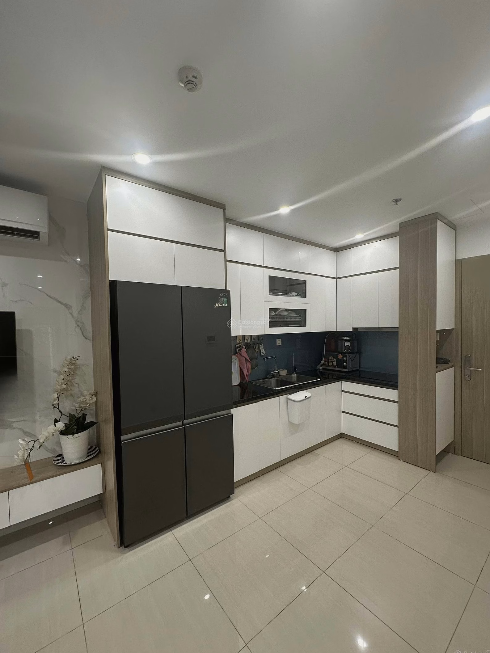 Corner apartment for rent with 2 bedrooms, 2 bathrooms, fully furnished, southeast direction of building S2.01 Vinhomes Ocean Park