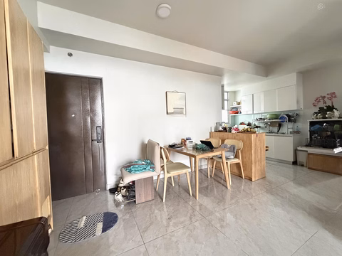 3 bedroom +1 apartment, long term rental, high floor, airy and clean.