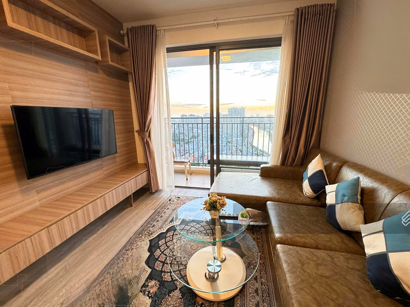 Hot item! Urgent sale 3 bedrooms 111m2 Rivergate. High floor with beautiful river view. High-end furniture. Price 10.8 billion (All in)