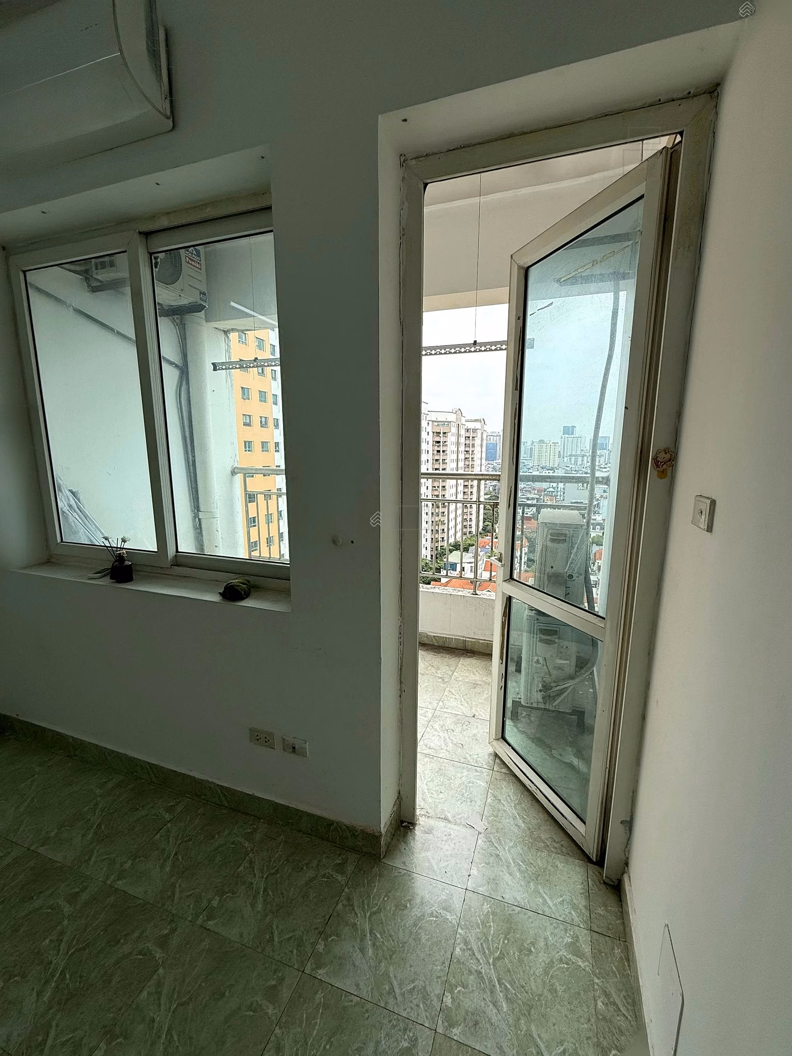 For rent at 34T Hoang Dao Thuy, 3 bedrooms with basic furniture suitable for office use, furnished***