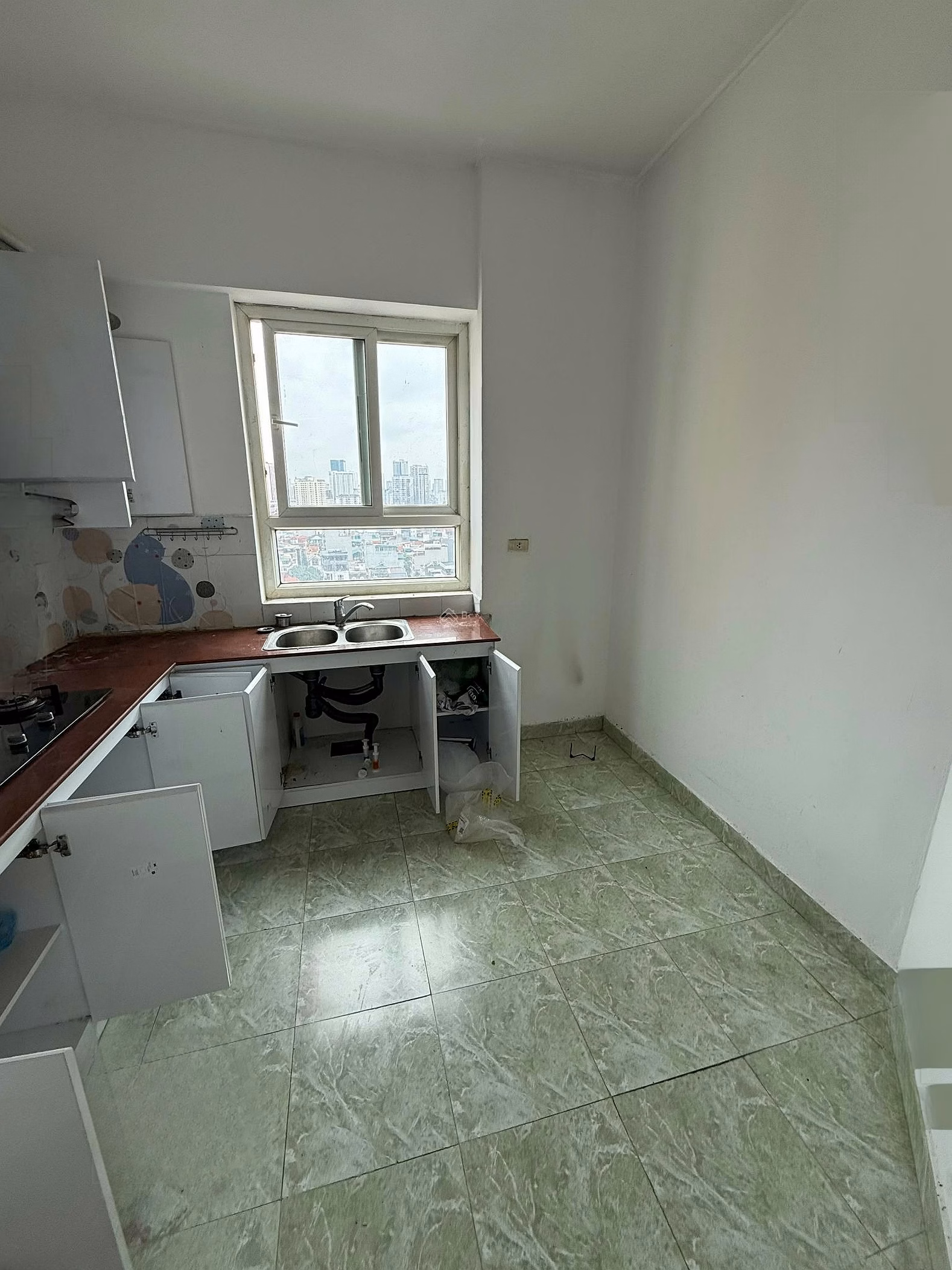For rent at 34T Hoang Dao Thuy, 3 bedrooms with basic furniture suitable for office use, furnished***