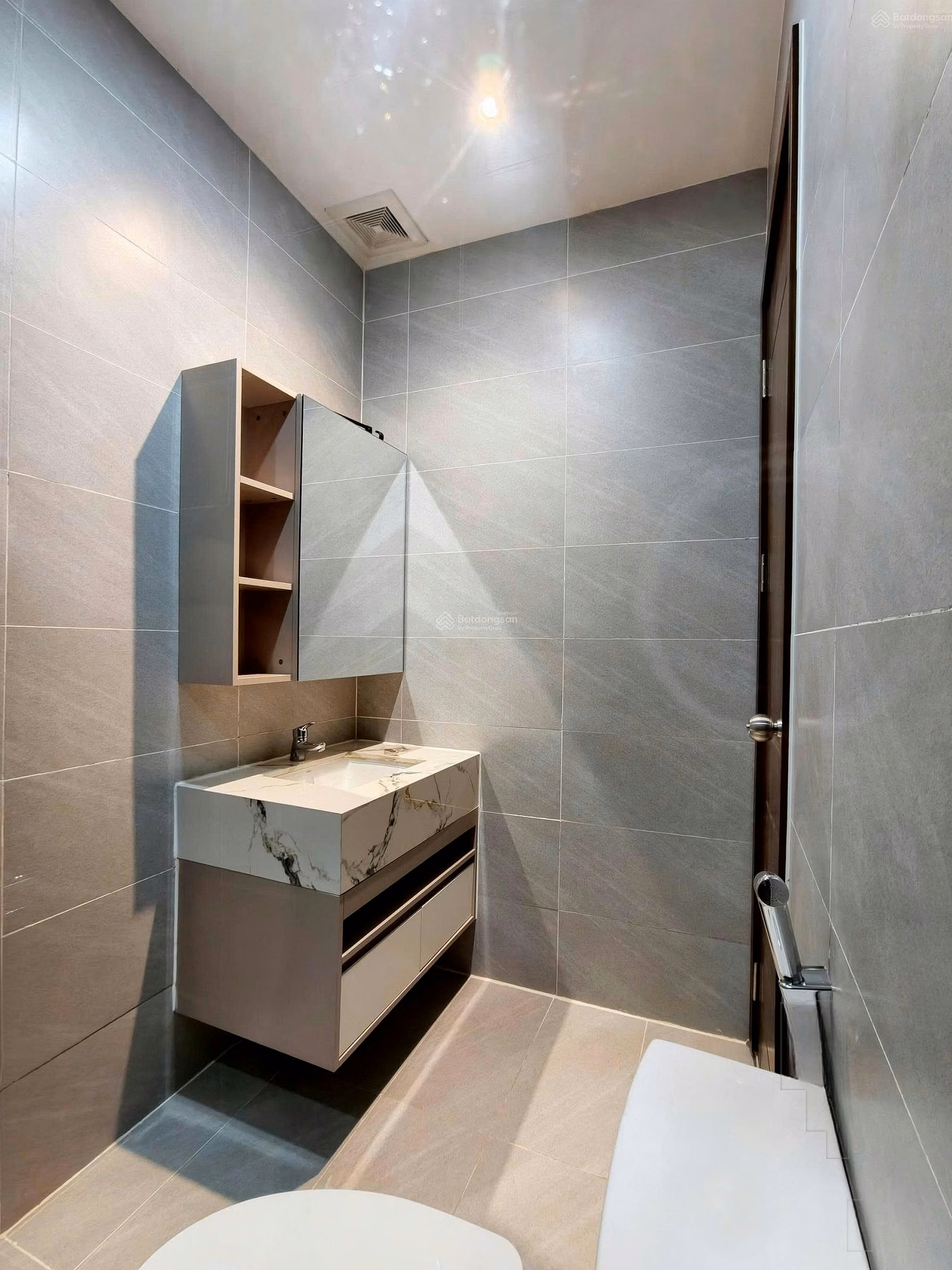 The owner urgently sells Green Tower apartment 48.5m2 (2 bedrooms) for only 1 billion 9 (VAT included) with full furniture free