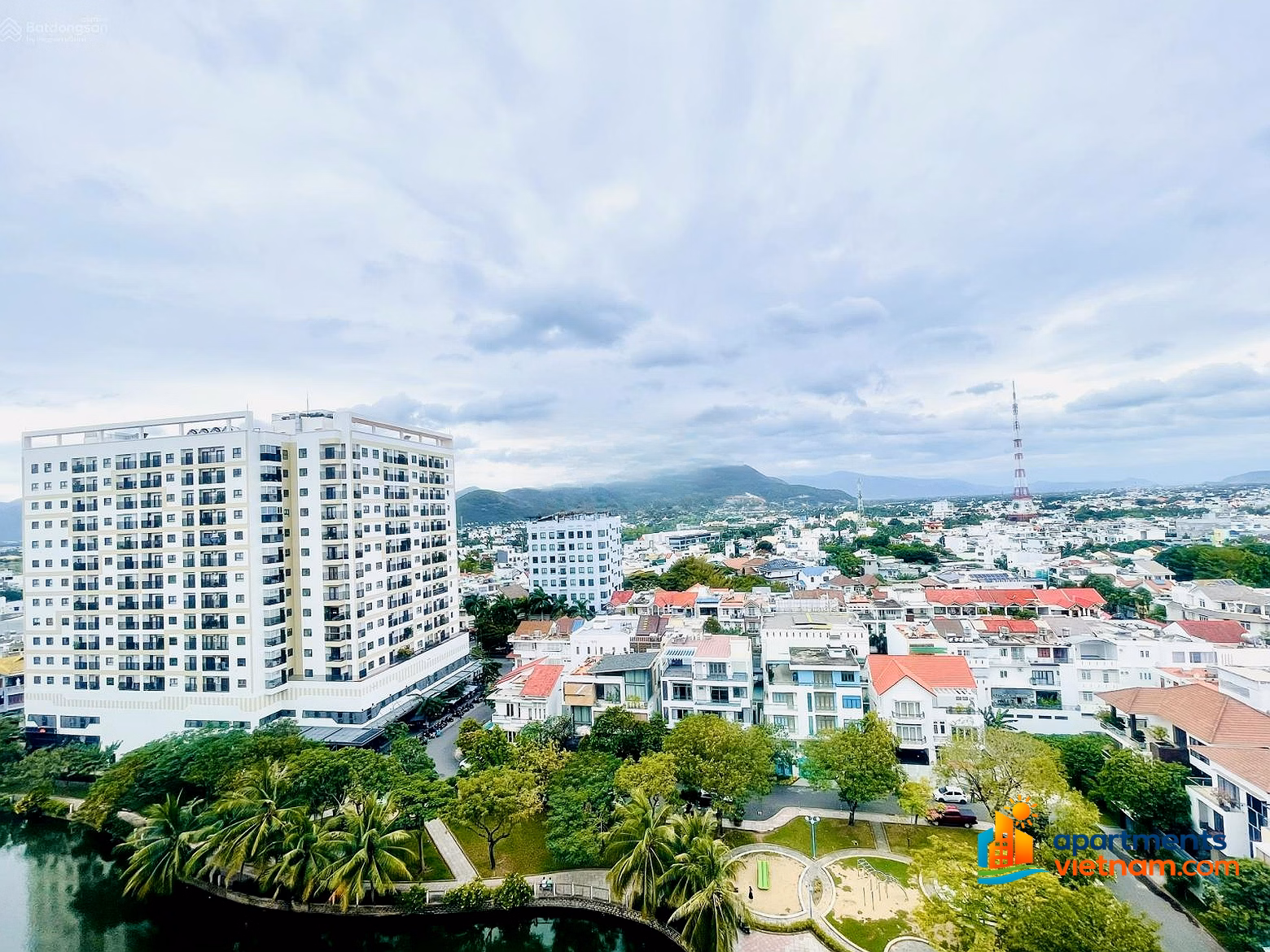 I am selling a 2 bedroom corner apartment with lake view CT3 Vinh Diem Trung. Fully furnished