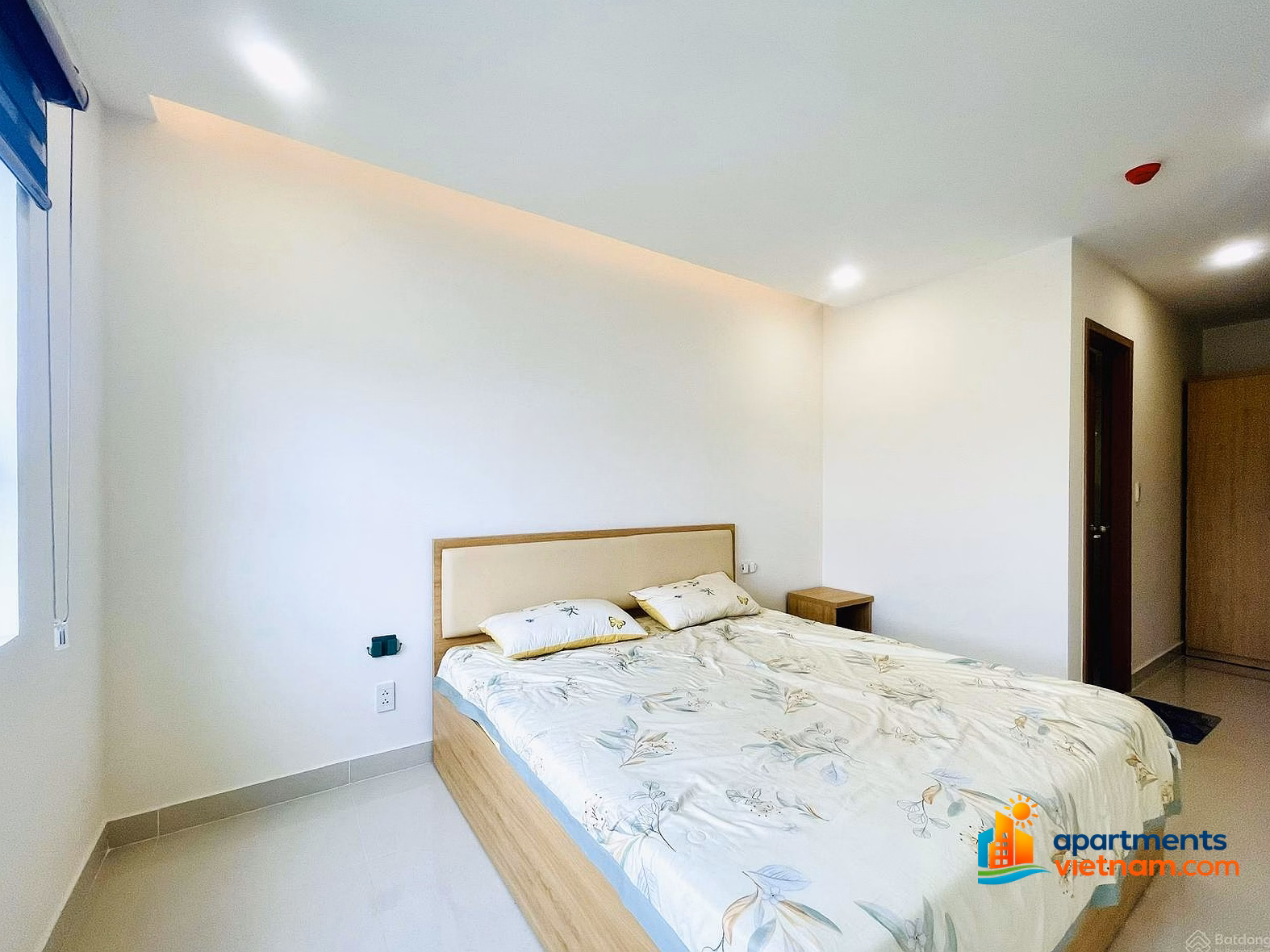 I am selling a 2 bedroom corner apartment with lake view CT3 Vinh Diem Trung. Fully furnished