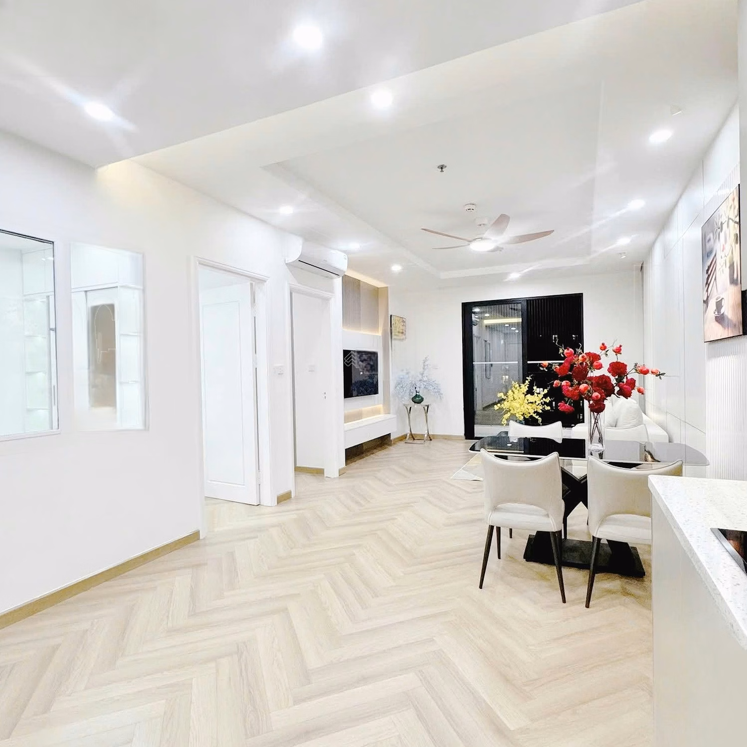 The owner sent for sale a 2N 2WC apartment in T10 Times City building, priced at 8.5 billion. Contact 0943 358 ***