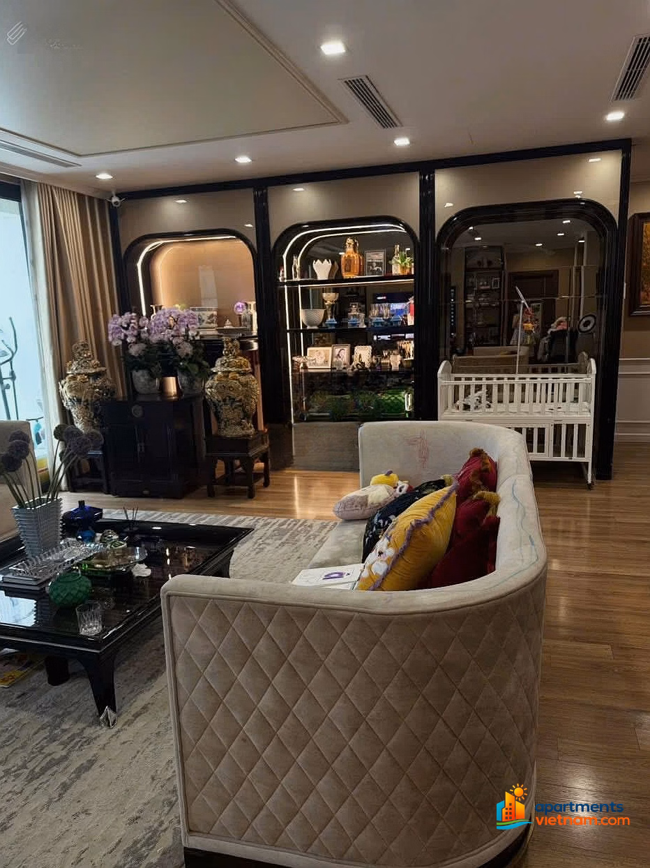 Apartment for rent in Vinhomes Metropolis - Lieu Giai, 100m2 3 bedrooms fully furnished, 41 million/month.0983 237 ***