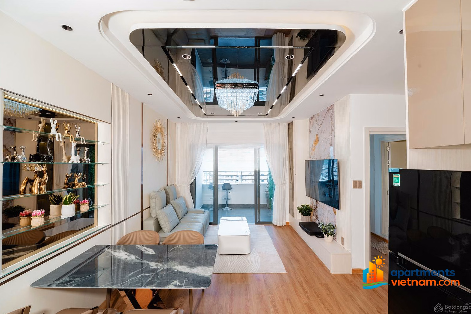 The renovated apartment is more beautiful than the original, damaged balcony, converted kitchen, high-end furniture, Muong Thanh Vien Tri