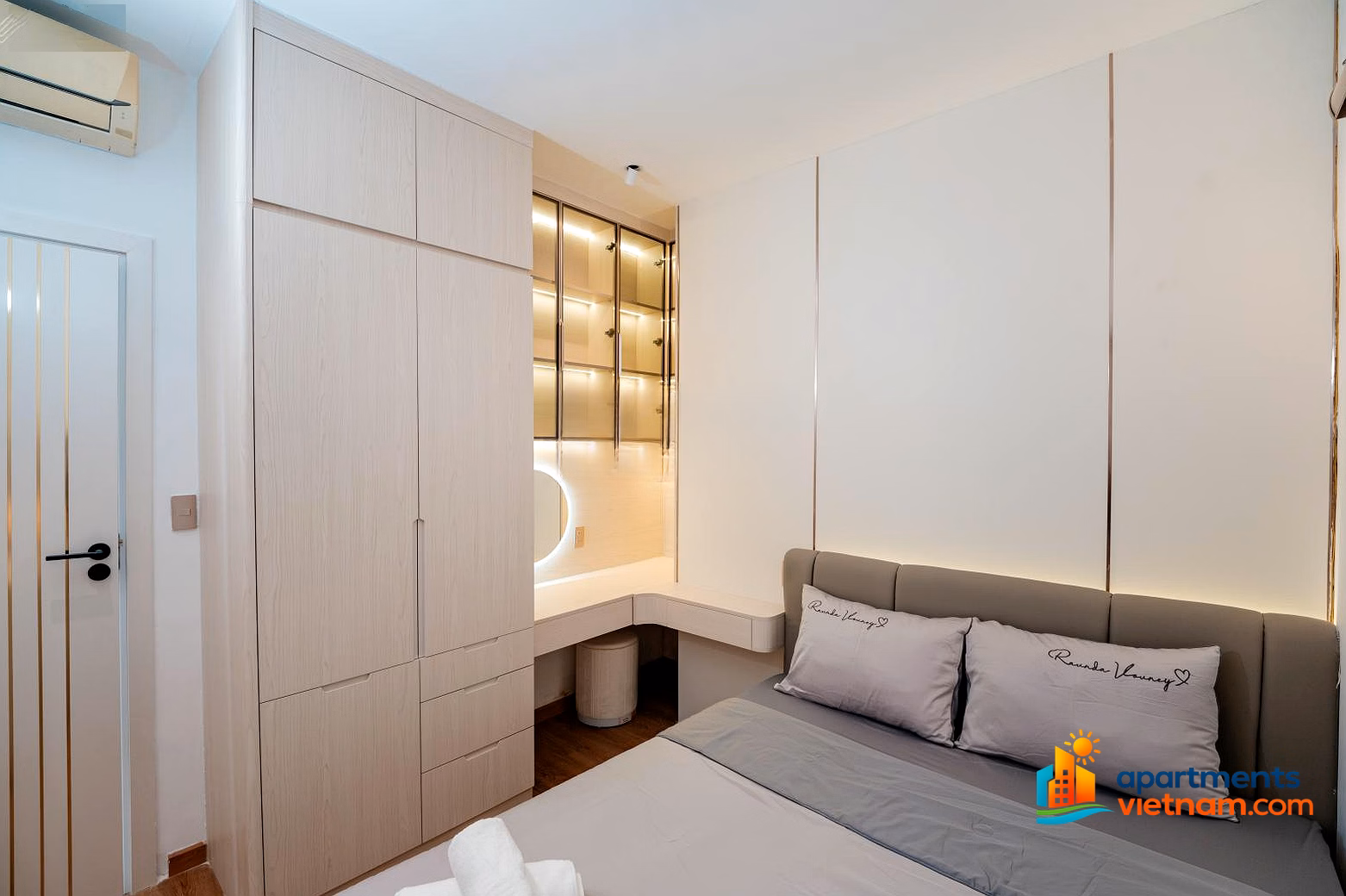 The renovated apartment is more beautiful than the original, damaged balcony, converted kitchen, high-end furniture, Muong Thanh Vien Tri