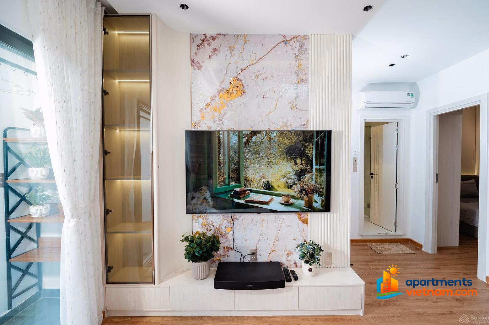 The renovated apartment is more beautiful than the original, damaged balcony, converted kitchen, high-end furniture, Muong Thanh Vien Tri