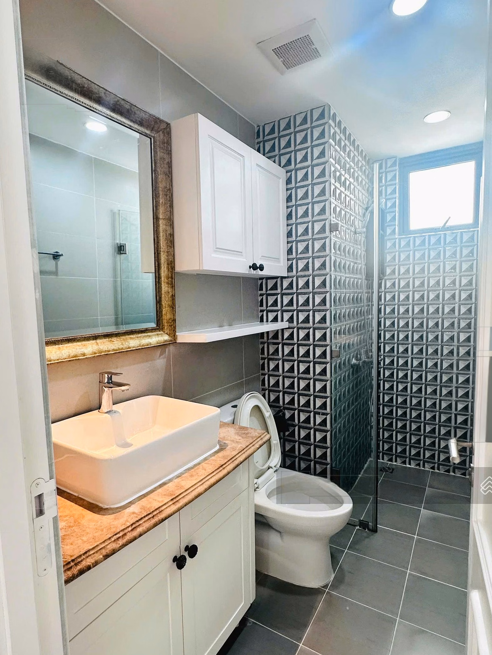 Beautiful and rare 3 bedroom 2 bathroom The Gold View apartment for rent with luxurious interior, available for viewing 24.7