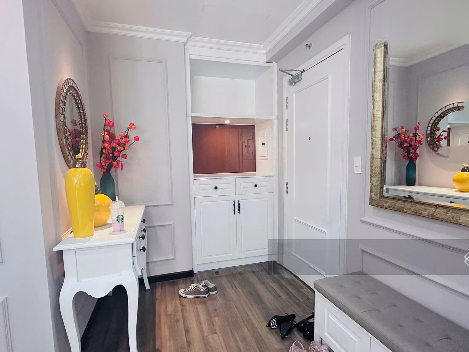 Beautiful and rare 3 bedroom 2 bathroom The Gold View apartment for rent with luxurious interior, available for viewing 24.7
