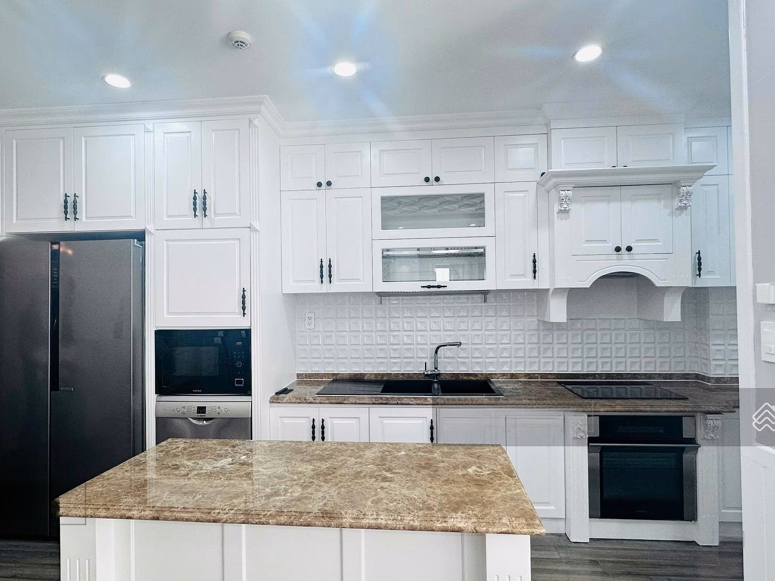 Beautiful and rare 3 bedroom 2 bathroom The Gold View apartment for rent with luxurious interior, available for viewing 24.7