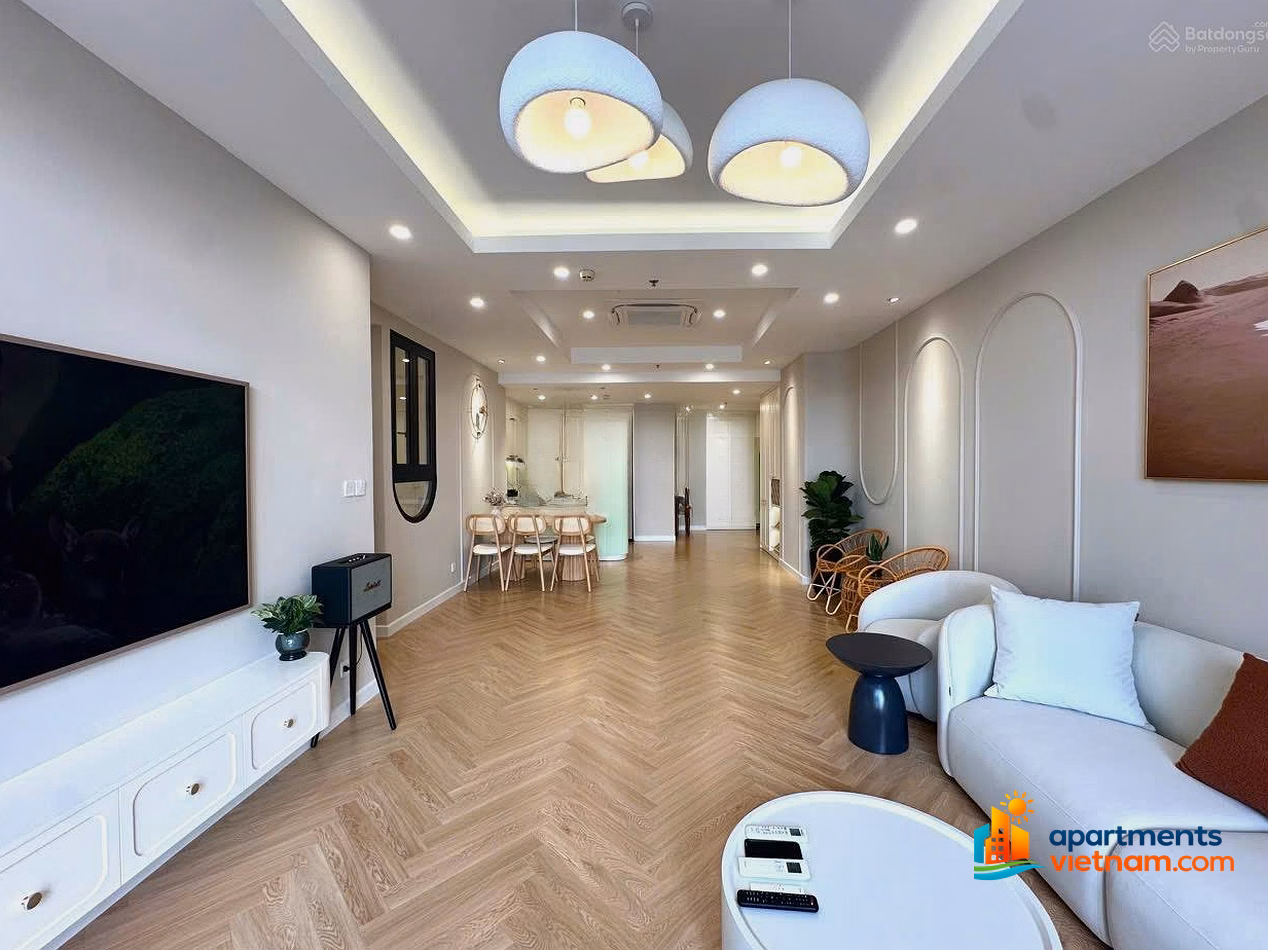 The owner rents out a corner apartment in Royal City