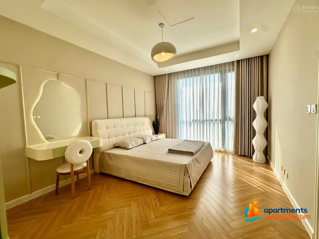 The owner rents out a corner apartment in Royal City
