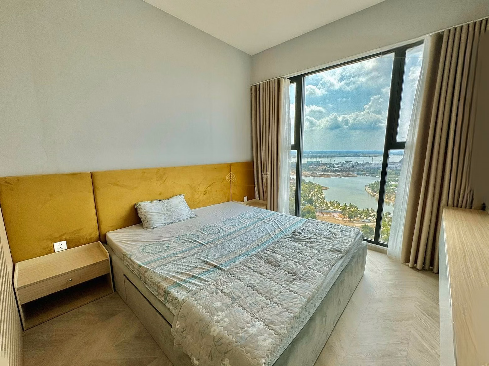 3 bedrooms for rent with full furniture Luxury direct view of 36ha park for only 24 million at Masteri Vinhome District 9