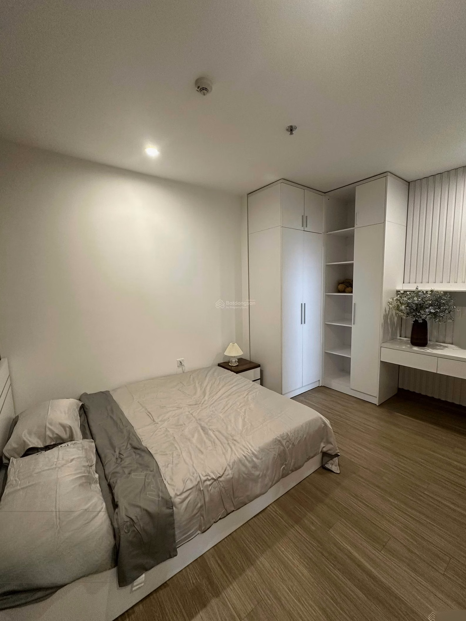 2 bedroom apartment for rent with sea and lake view, Malibu shop area, park building S1.09 Vinhomes Ocean Park