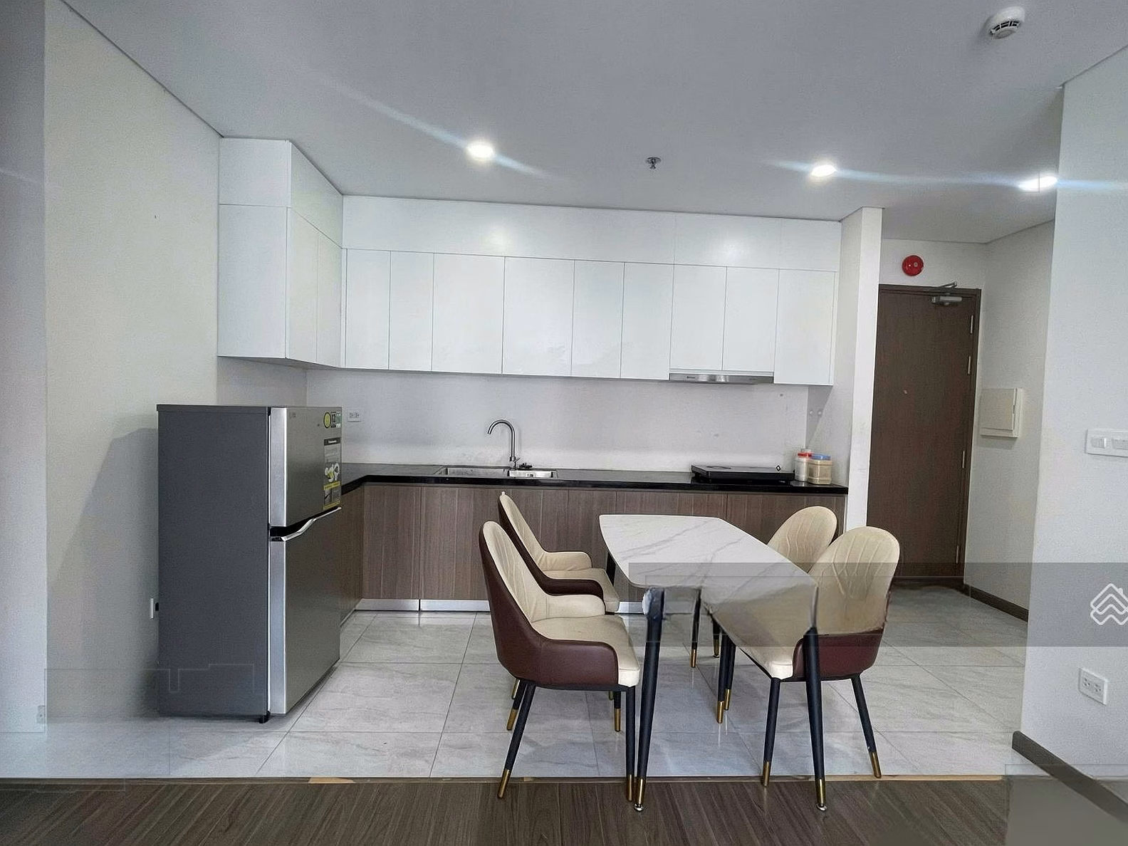 Available 2 bedroom apartment, good reference price in the area of ​​10 million/month full nt FPT***