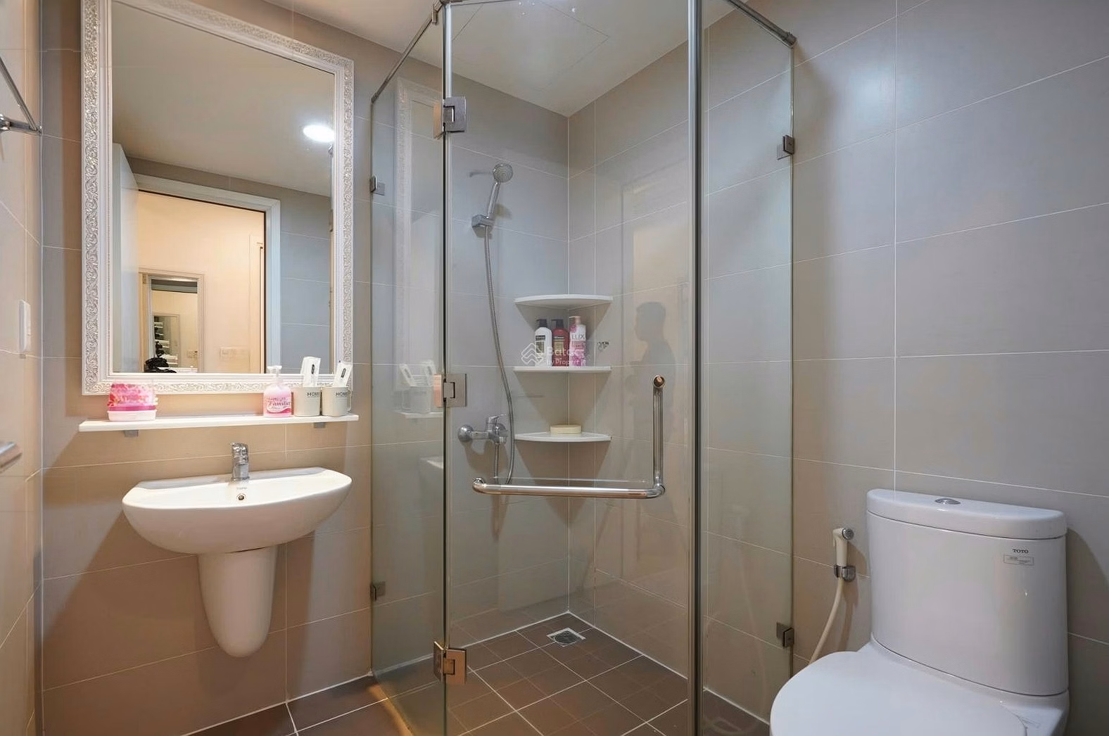 Full shopping cart, super cheap rent, new house, modern furniture, comfortable price. Contact Quynh to see the house