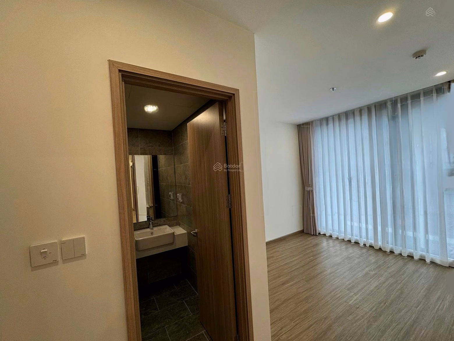 My owner rents out an apartment in SA1 building, 3 bedrooms with invoices starting from 10 million/month, you can move in right away