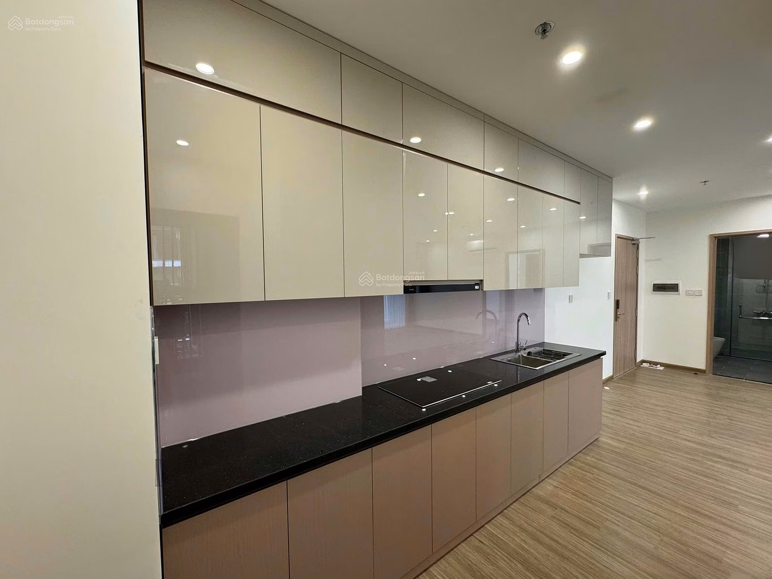 My owner rents out an apartment in SA1 building, 3 bedrooms with invoices starting from 10 million/month, you can move in right away