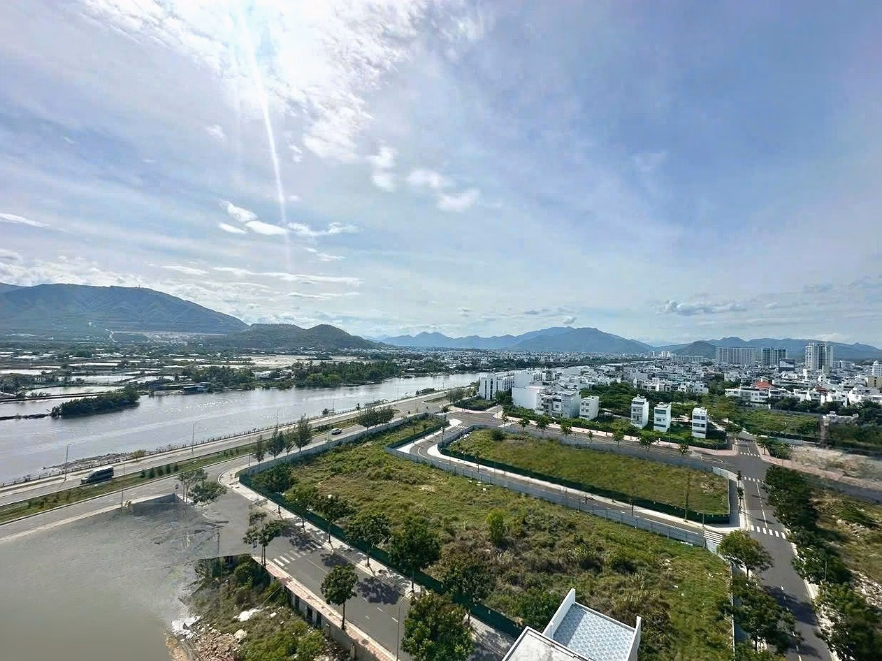 Commercial corner apartment for sale SSH07 with park view, river view, city view to watch fireworks