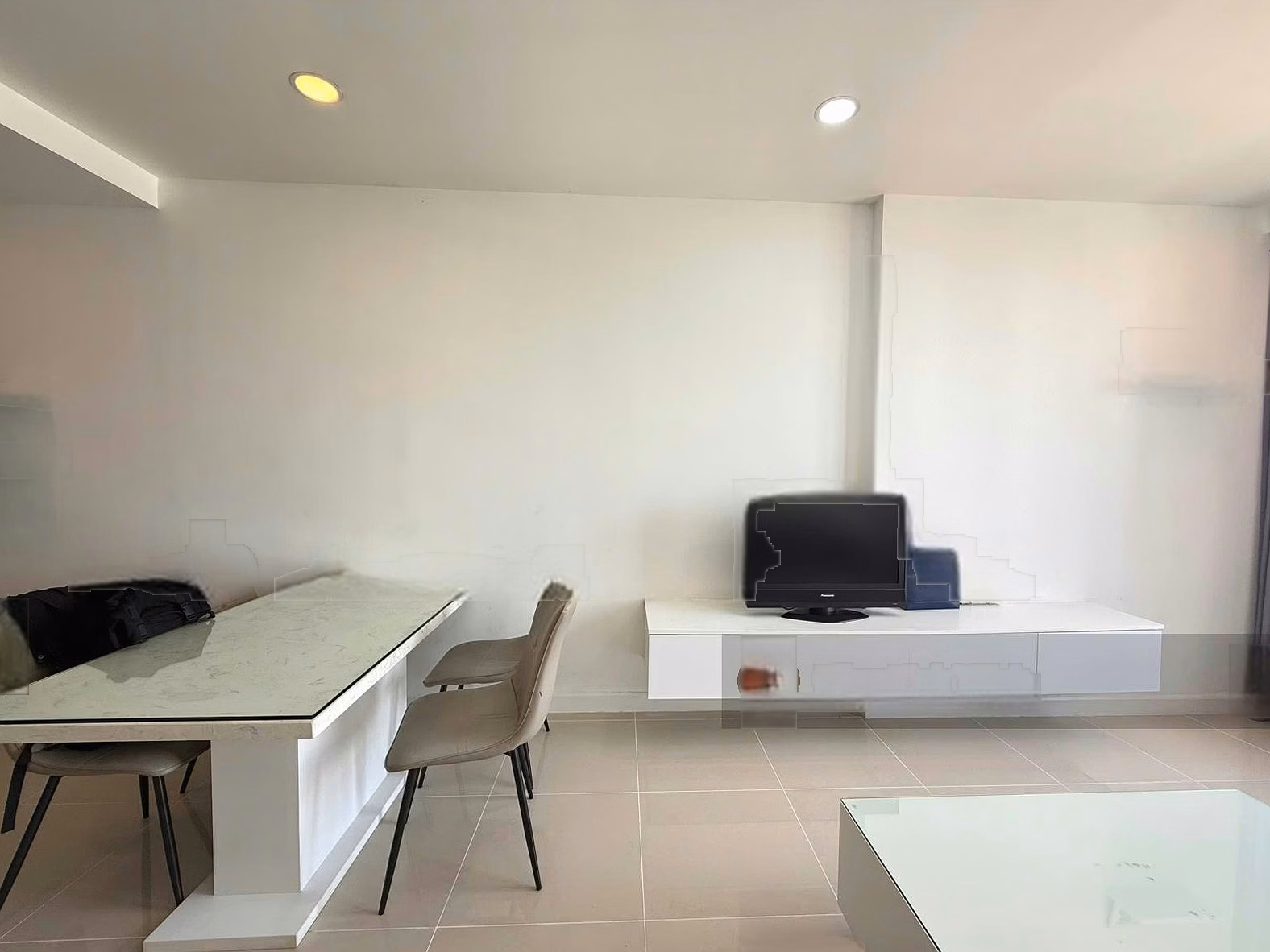 ICON 56 District 4 for rent 3-bedroom apartment, 90m2 wide, fully furnished, balcony overlooking Ben Van Don river