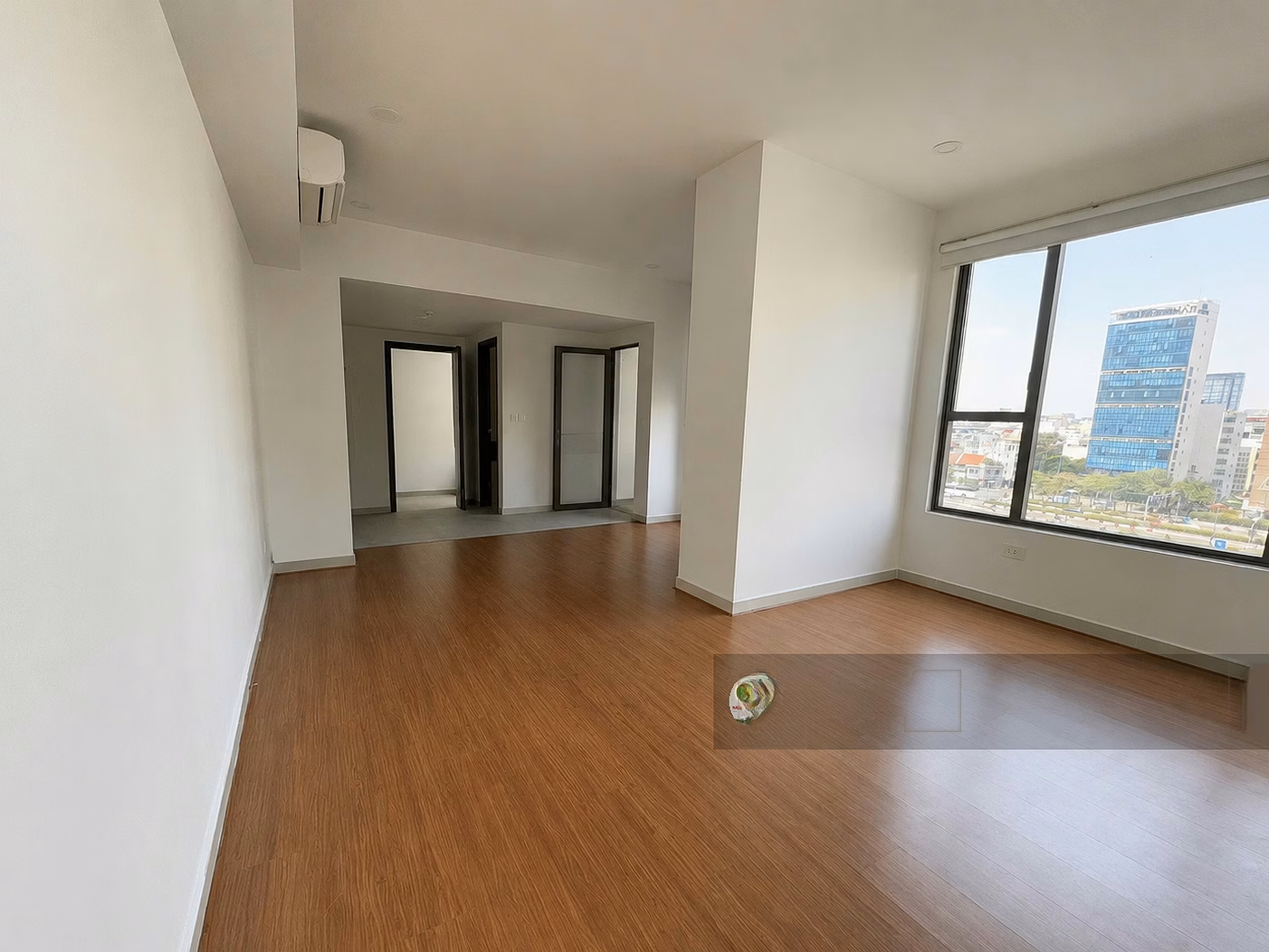 1 bedroom corner apartment for rent at The Tresor 47m2. Beautiful view of the River and Bitexco. Price is only 15 million/month