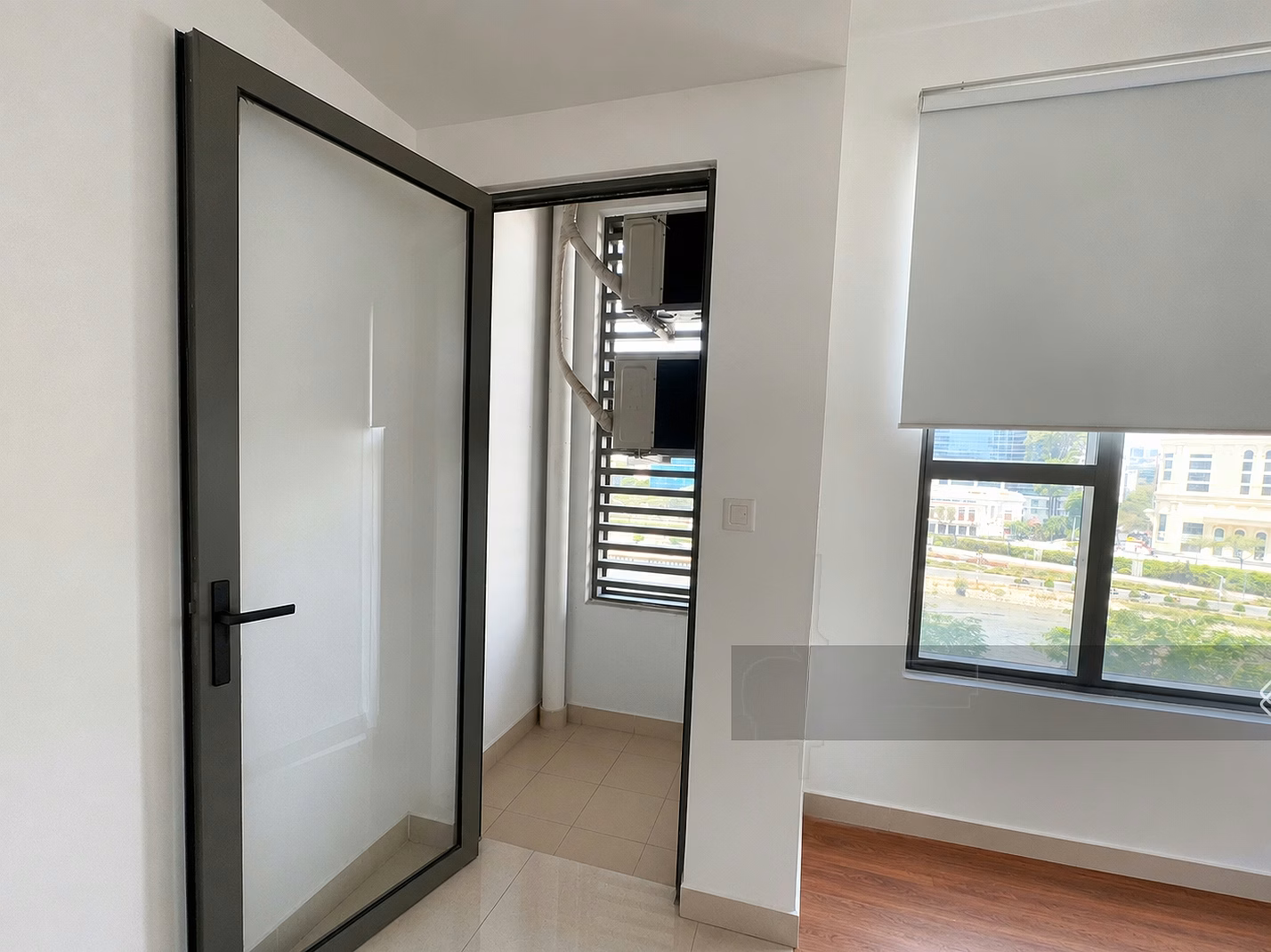 1 bedroom corner apartment for rent at The Tresor 47m2. Beautiful view of the River and Bitexco. Price is only 15 million/month