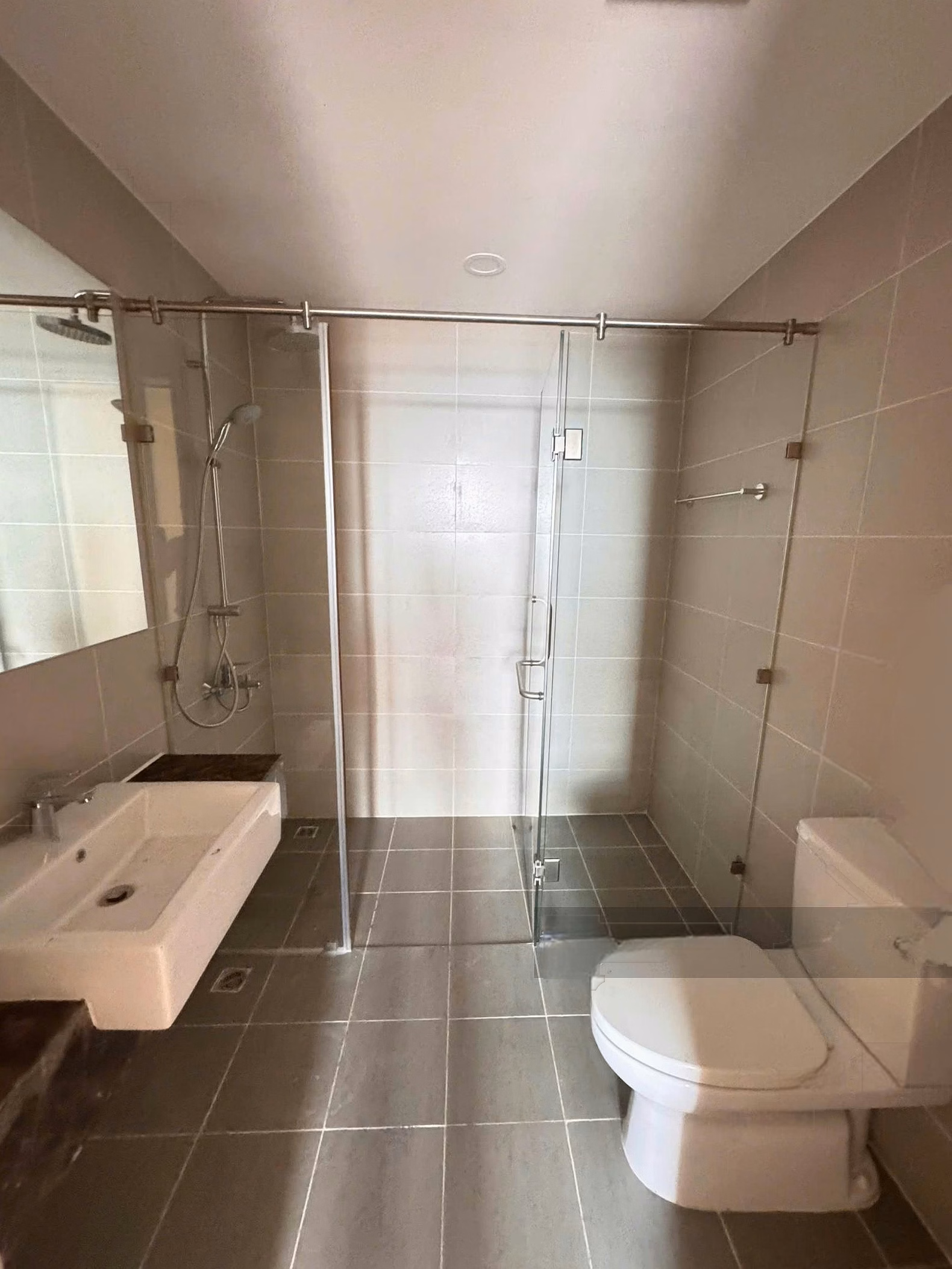 Almost empty 3 bedroom 3 bathroom apartment at Gold View. Move in right away in August. Super new house exactly as pictured