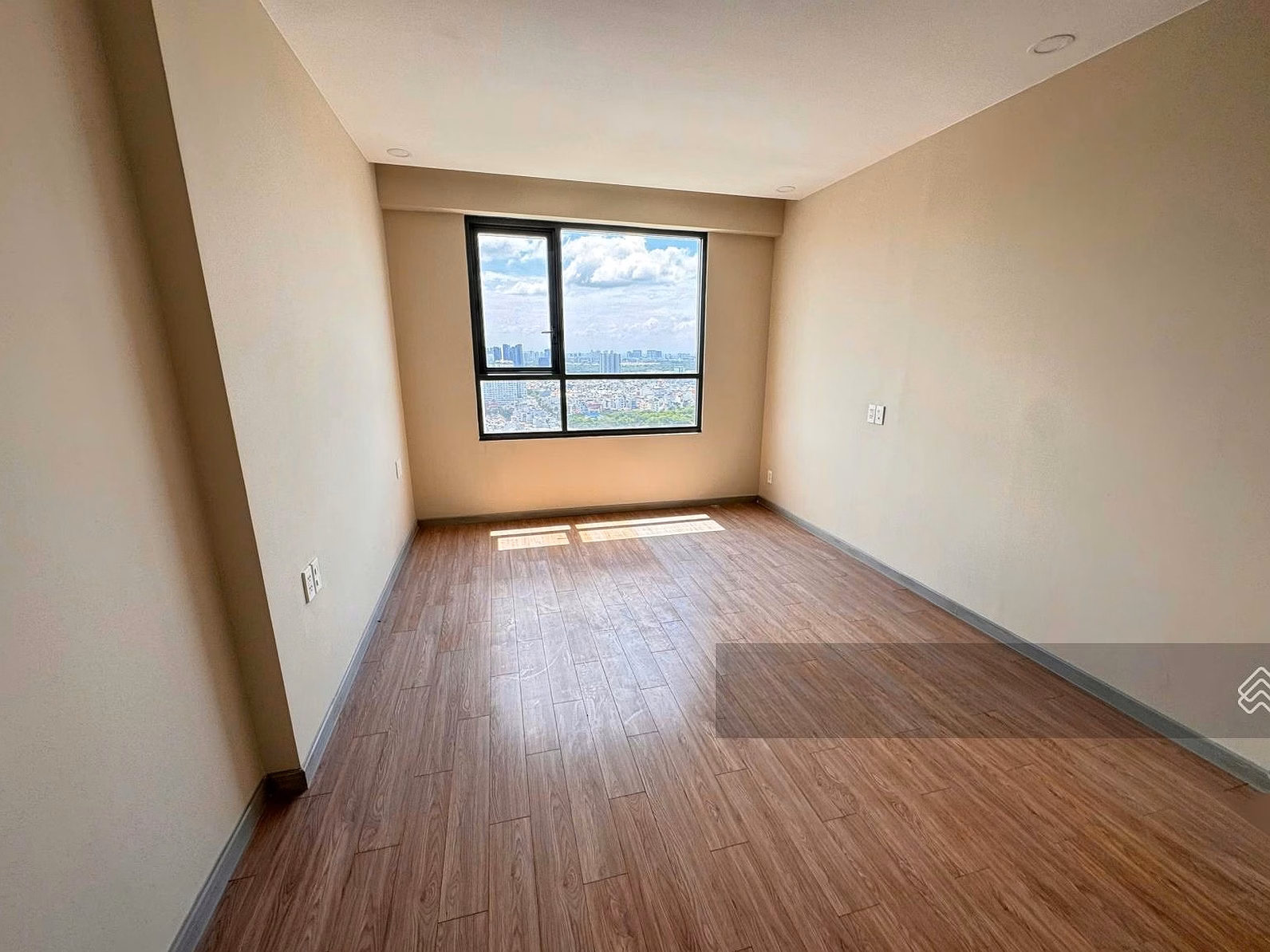 Almost empty 3 bedroom 3 bathroom apartment at Gold View. Move in right away in August. Super new house exactly as pictured