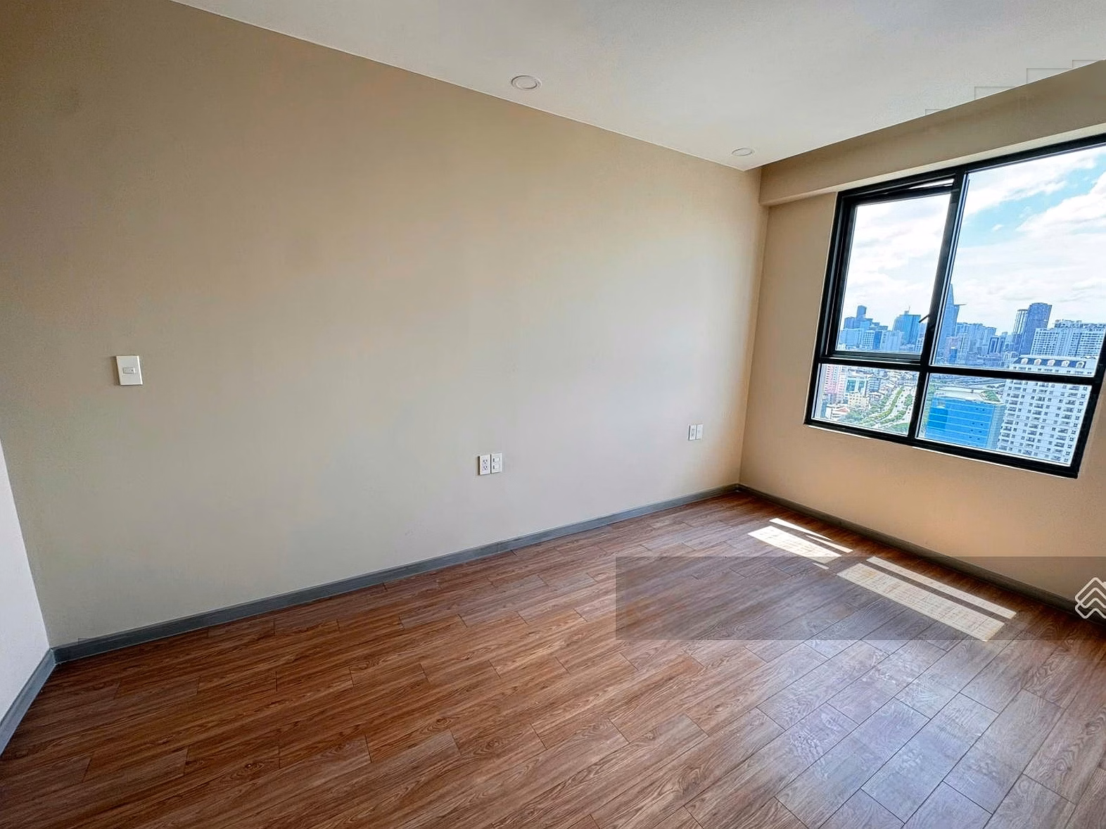 Almost empty 3 bedroom 3 bathroom apartment at Gold View. Move in right away in August. Super new house exactly as pictured