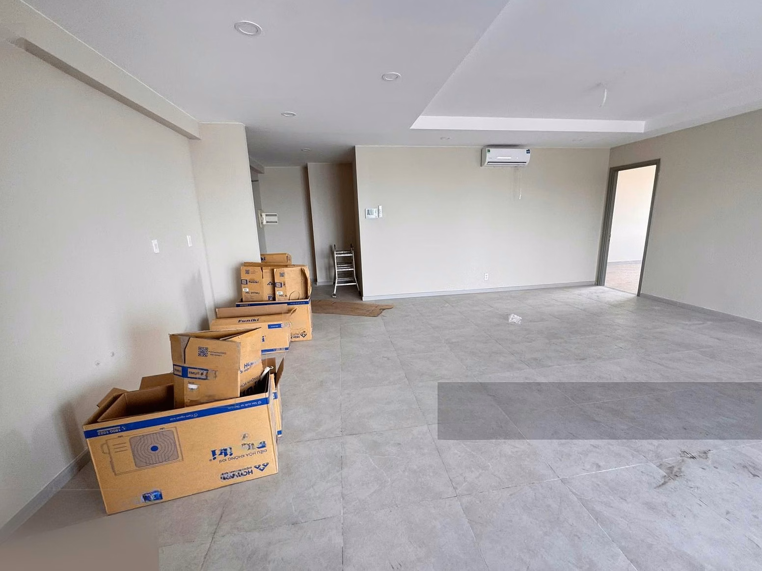 Almost empty 3 bedroom 3 bathroom apartment at Gold View. Move in right away in August. Super new house exactly as pictured