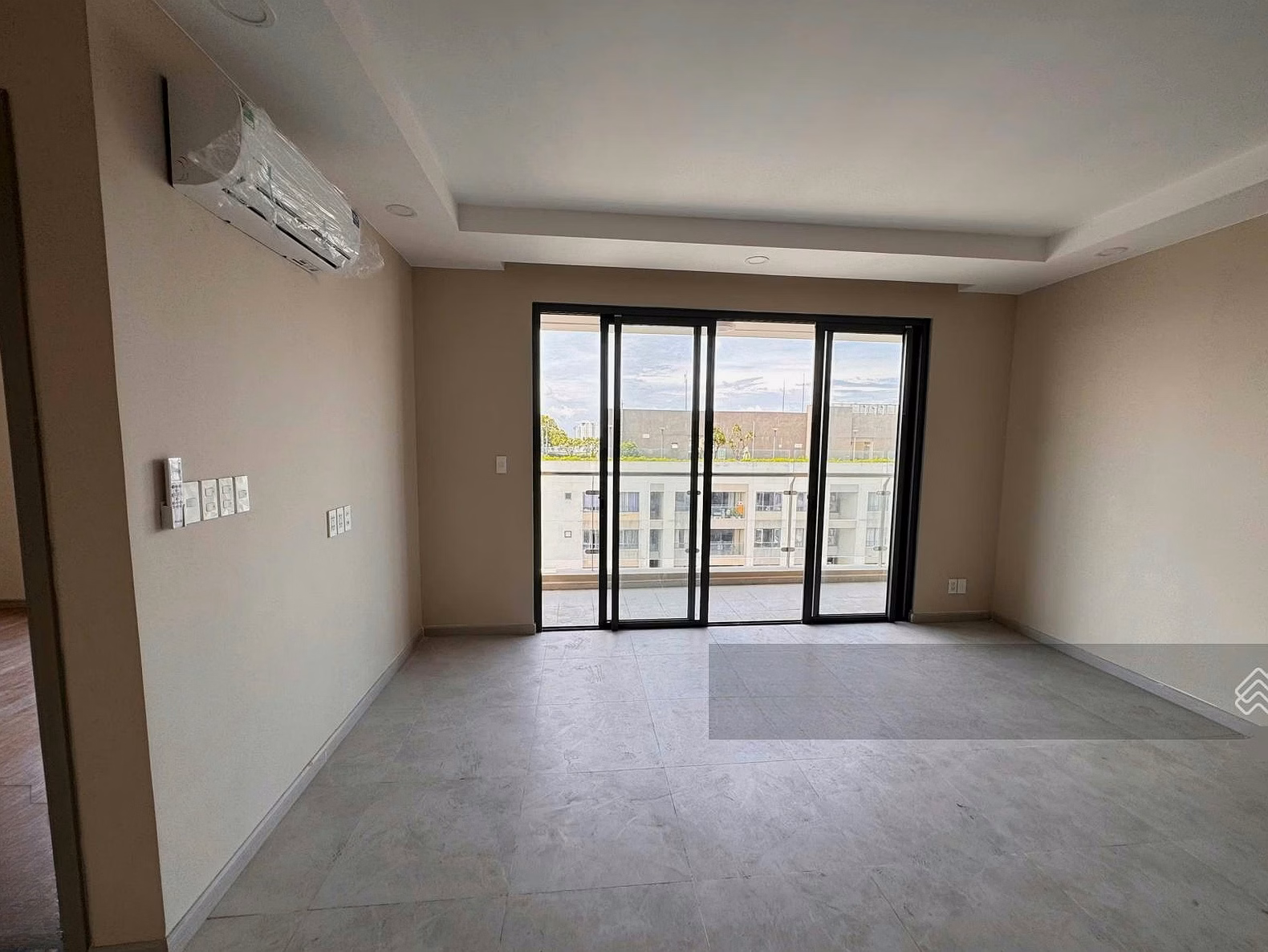Almost empty 3 bedroom 3 bathroom apartment at Gold View. Move in right away in August. Super new house exactly as pictured