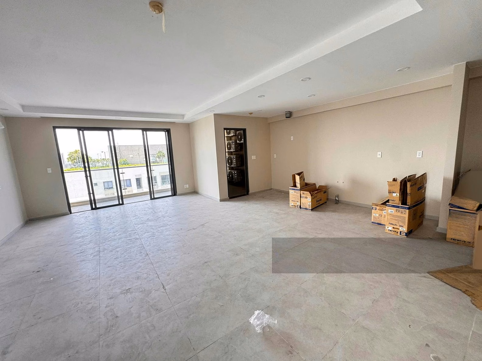 Almost empty 3 bedroom 3 bathroom apartment at Gold View. Move in right away in August. Super new house exactly as pictured
